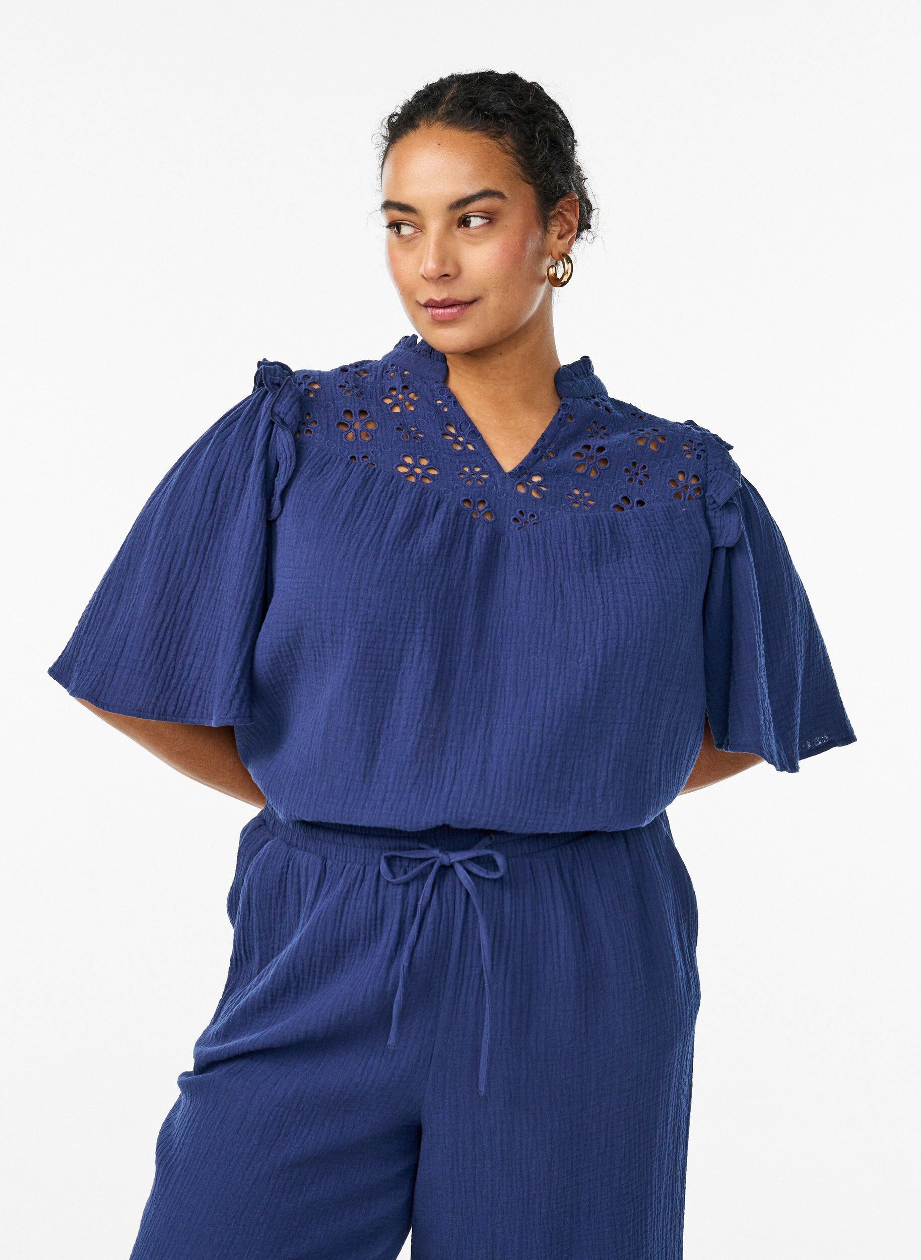 Blouse en mousseline de coton avec broderie anglaise et manches 1/2, Bleu, Model