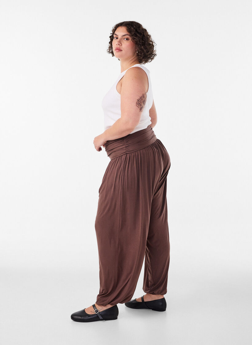 Pantalon sarouel ample, Marron, Model image number 2