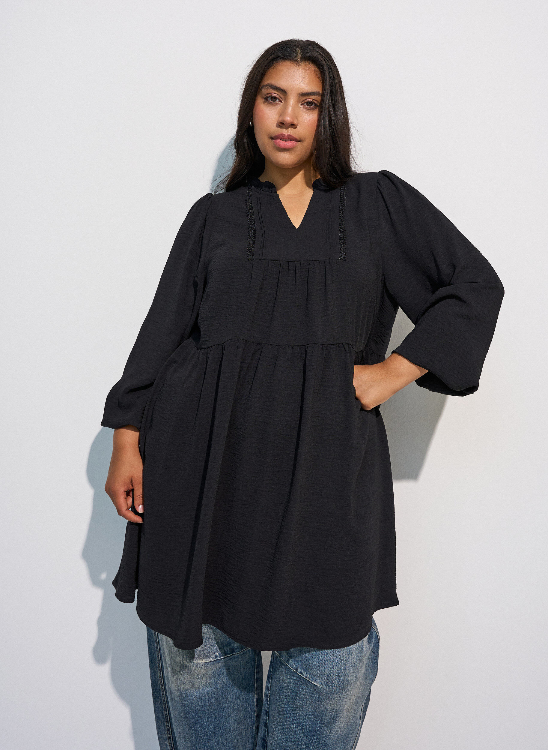 Robe coupe &eacute;vas&eacute;e avec une taille empire, Noir, Model