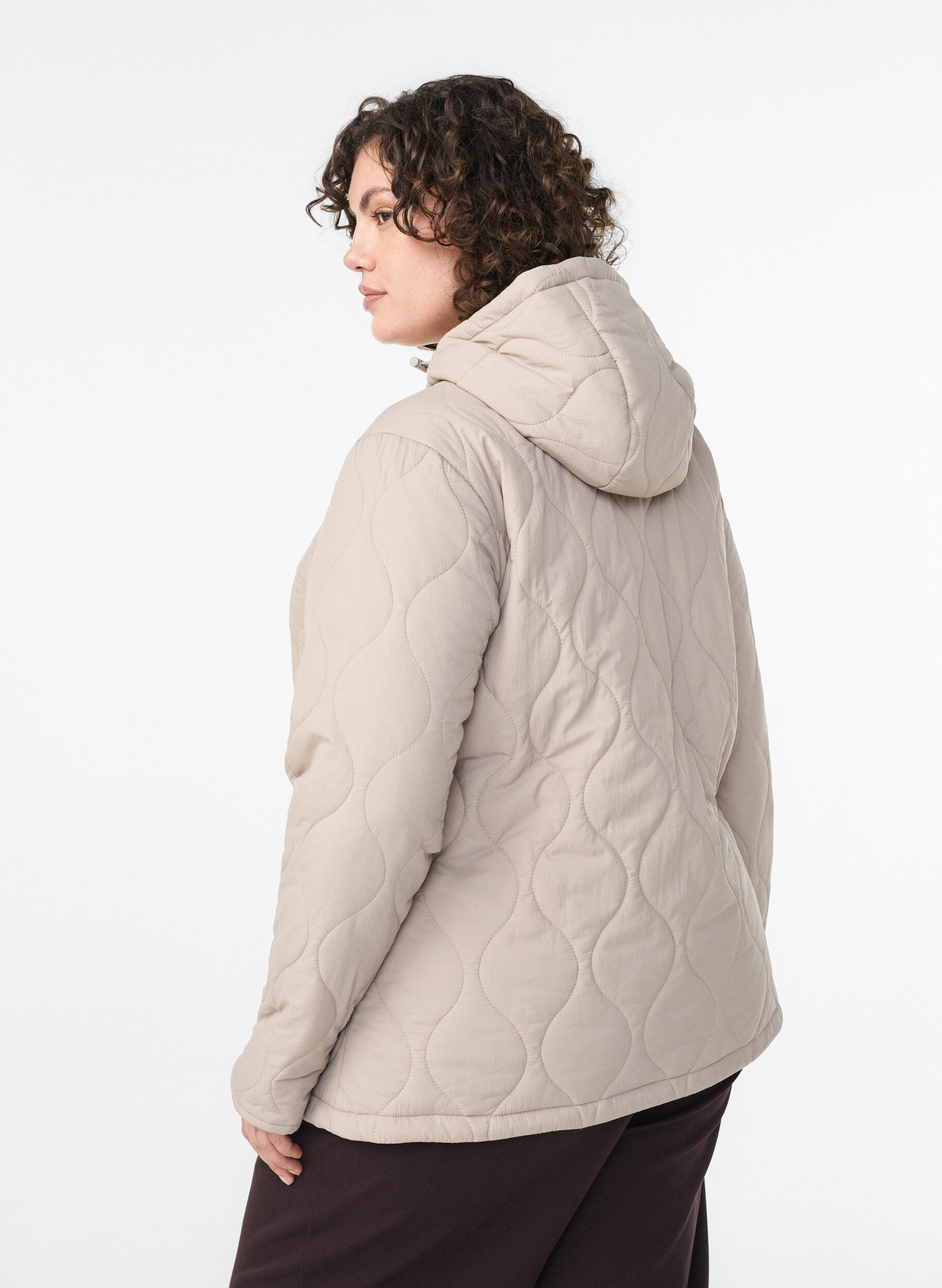 Zizzi Veste matelass&eacute;e avec capuche et poches, Beige, Model image number 2