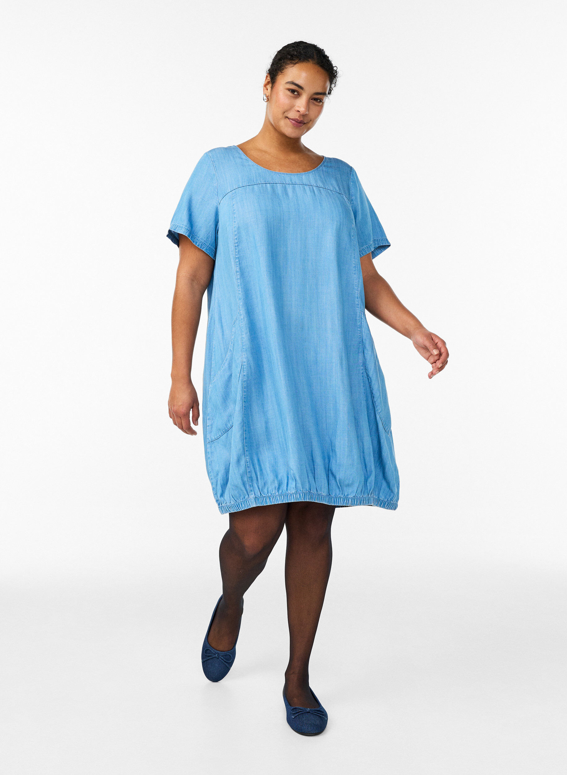 Zizzi Robe courte coupe ballon en denim de lyocell, Bleu Clair, Model image number 1