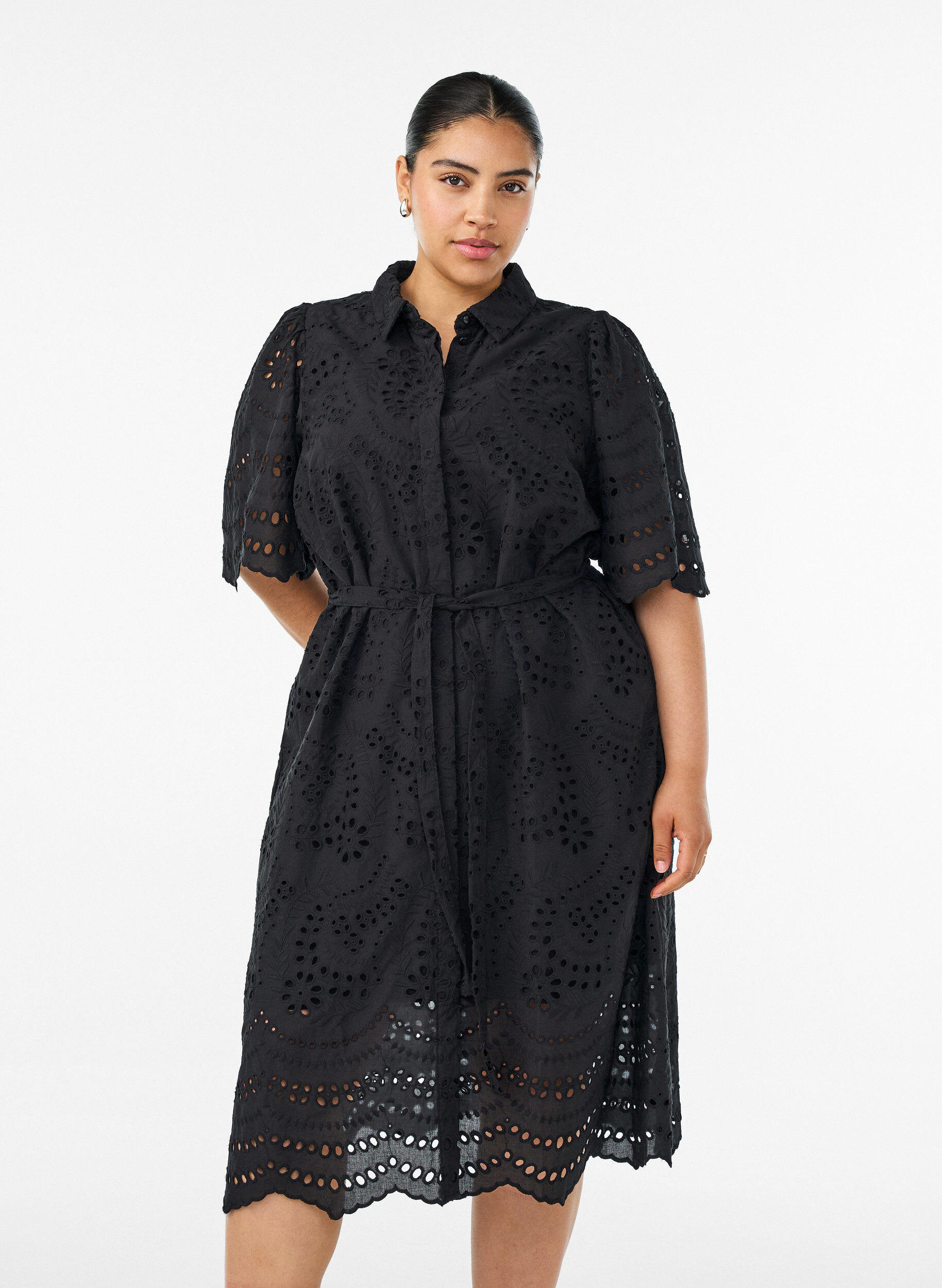 Robe chemise en broderie anglaise avec une ceinture &agrave; nouer, Noir, Model