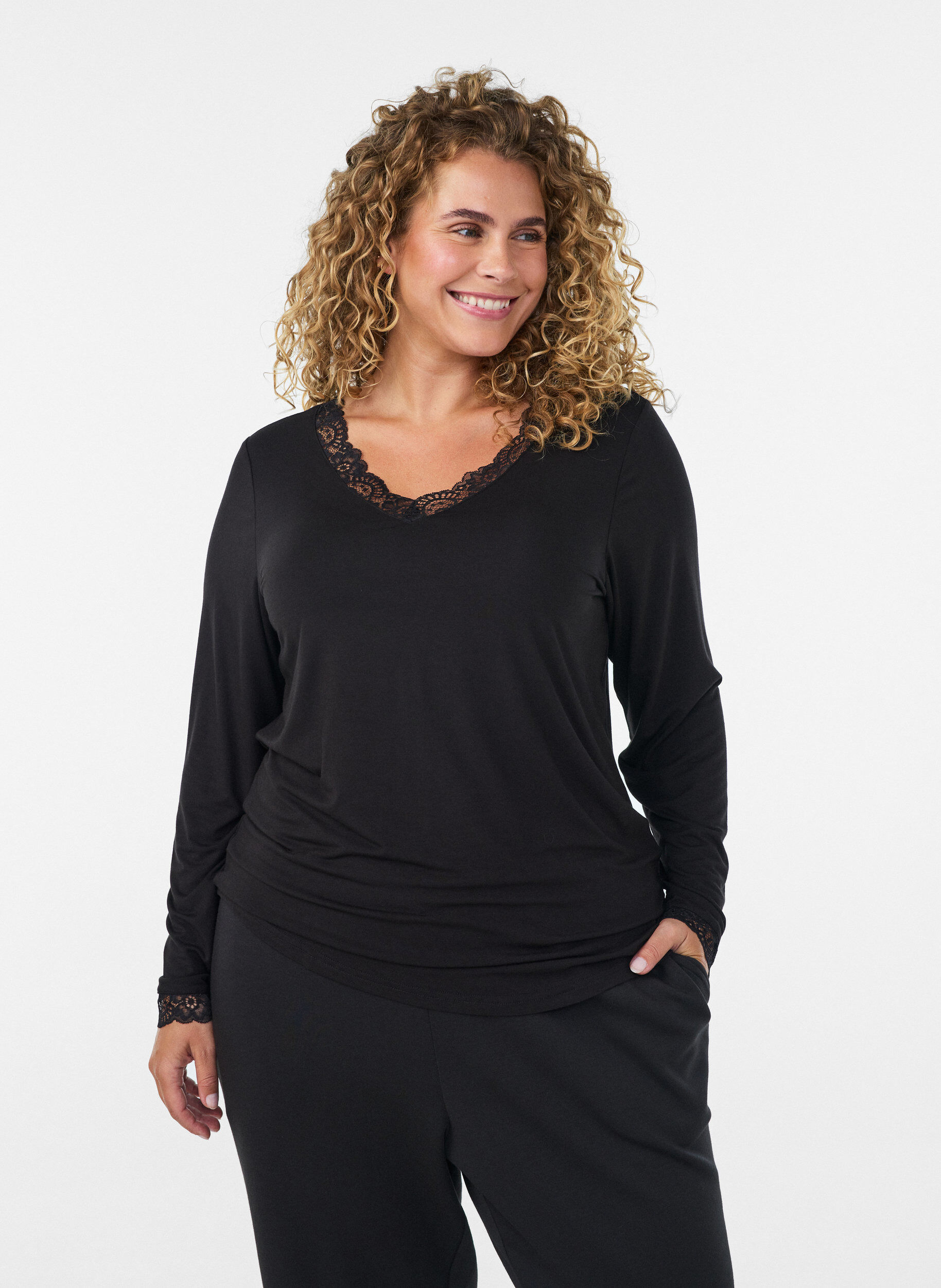ZizziBlouse en viscose avec d&eacute;tails en dentelle et col en V, Noir, Model image number 0