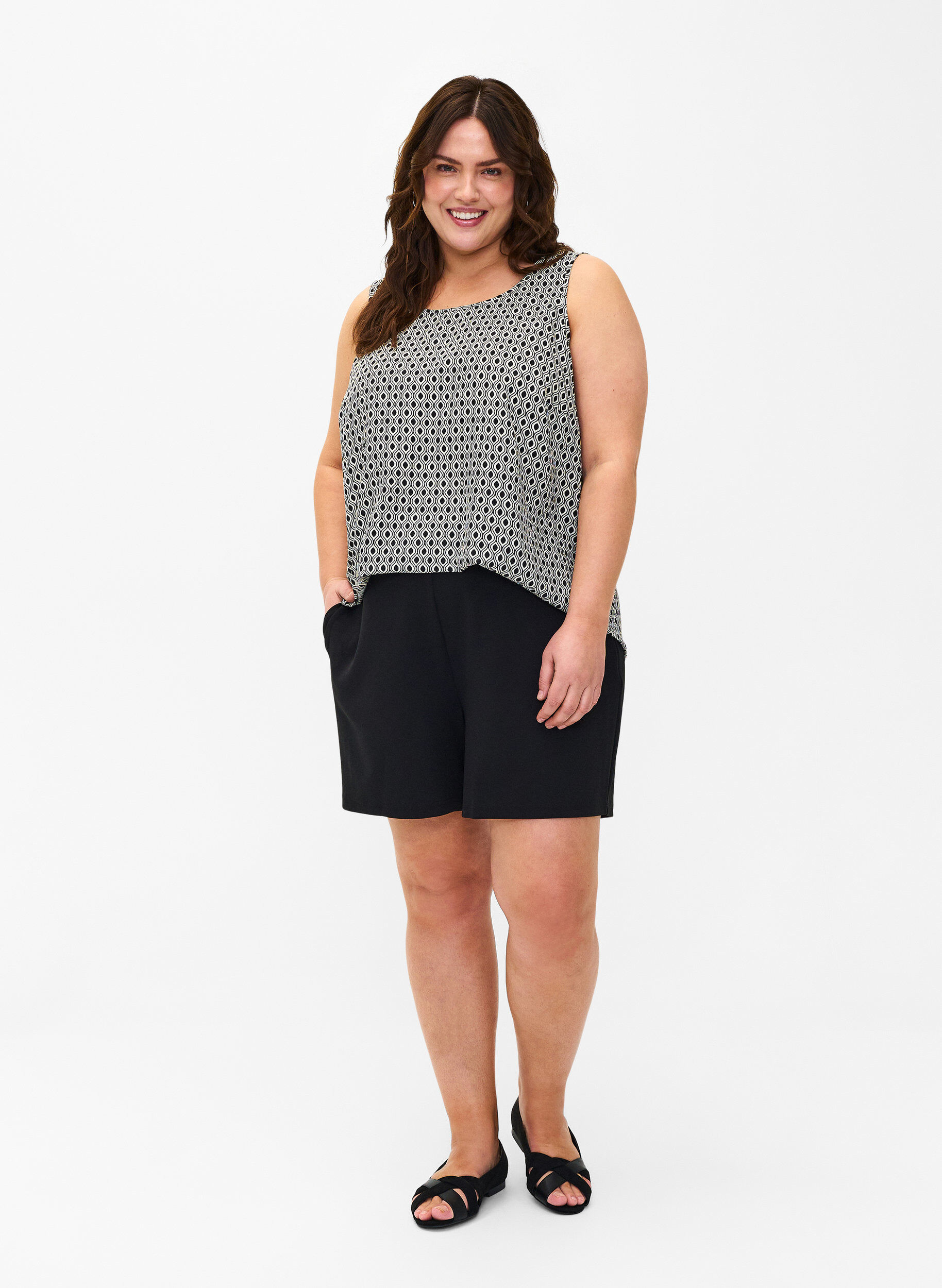 Zizzi FLASH - Shorts amples avec des poches, Noir, Model image number 1