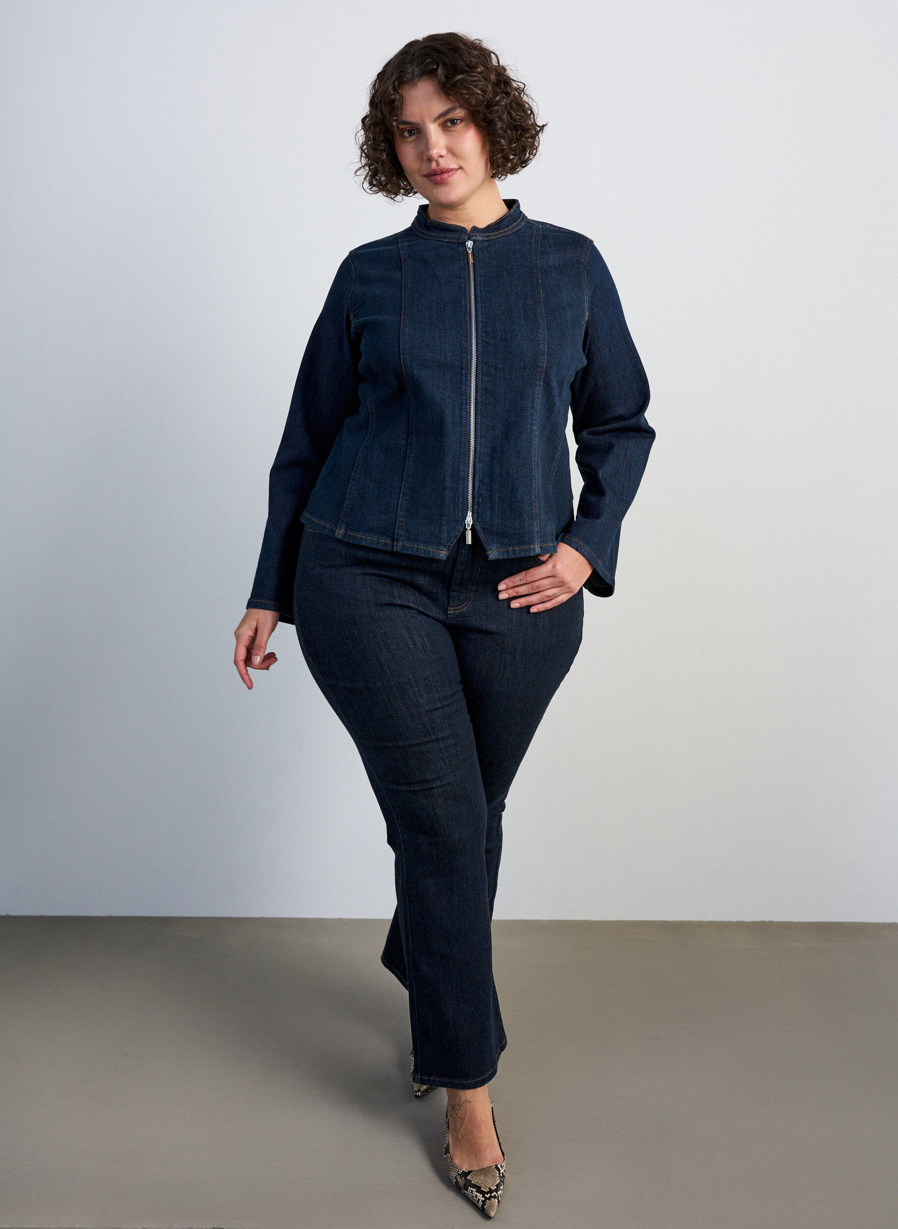 ZizziVeste en denim ajust&eacute;e avec fermeture zipp&eacute;e, Bleu, Model image number 1