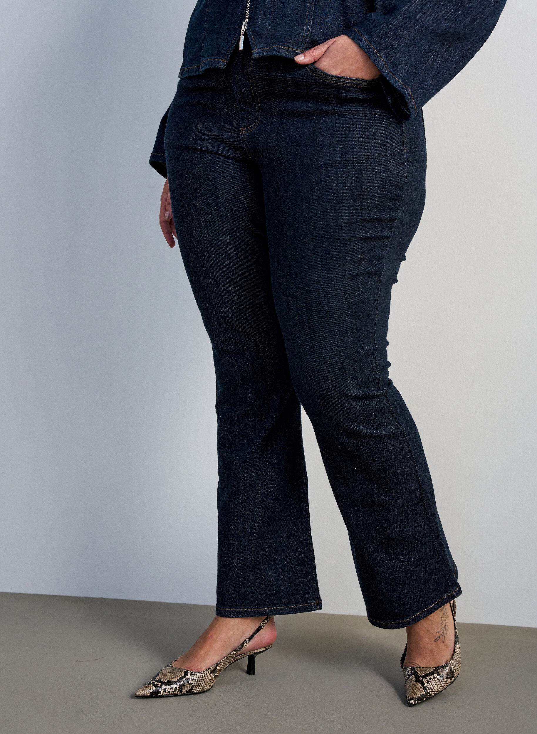 ZizziJean bootcut taille haute Ellen, Bleu, Model image number 2