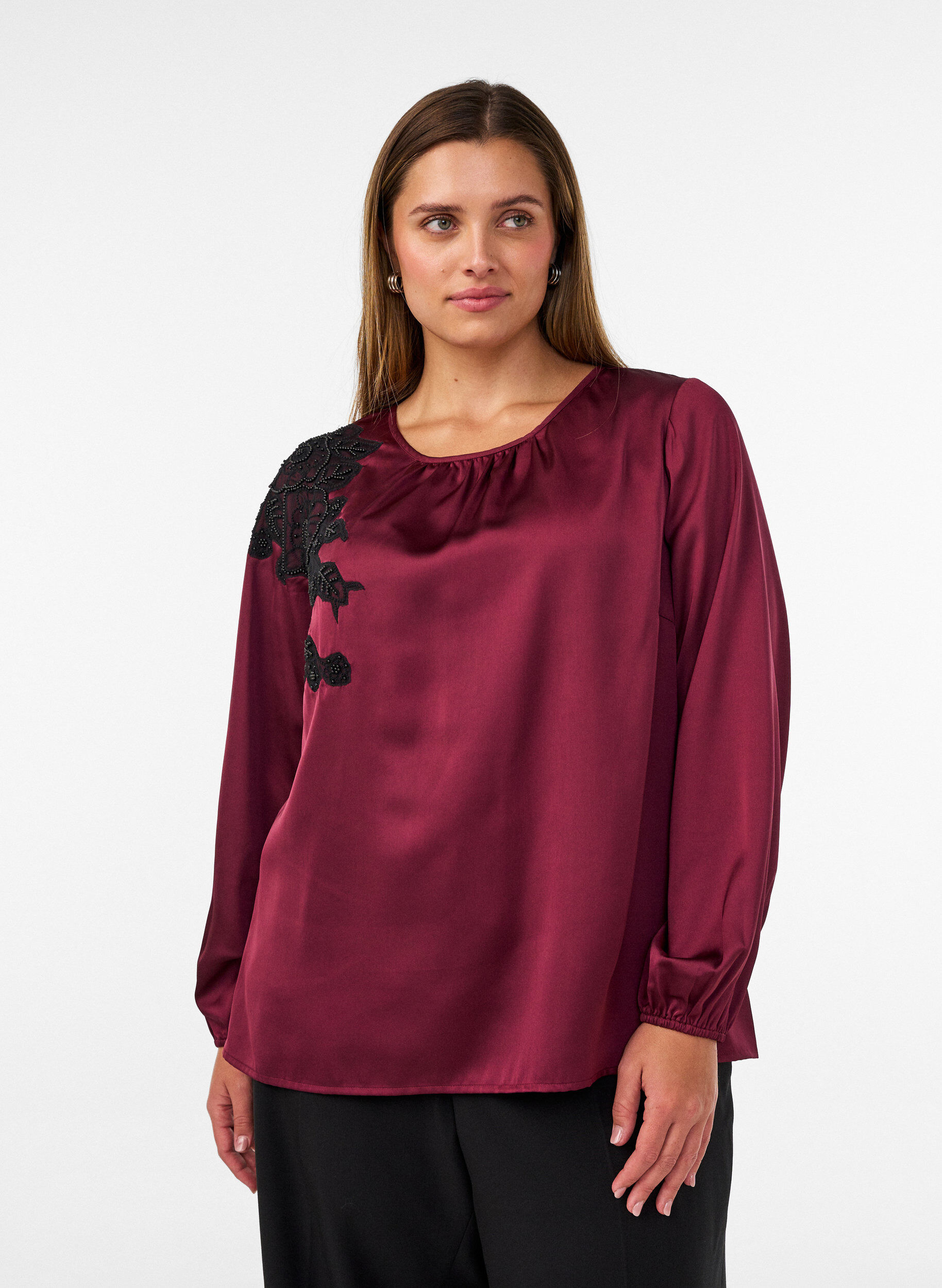 ZizziBlouse en satin avec appliqu&eacute; en dentelle et perles, Bordeaux, Model image number 0
