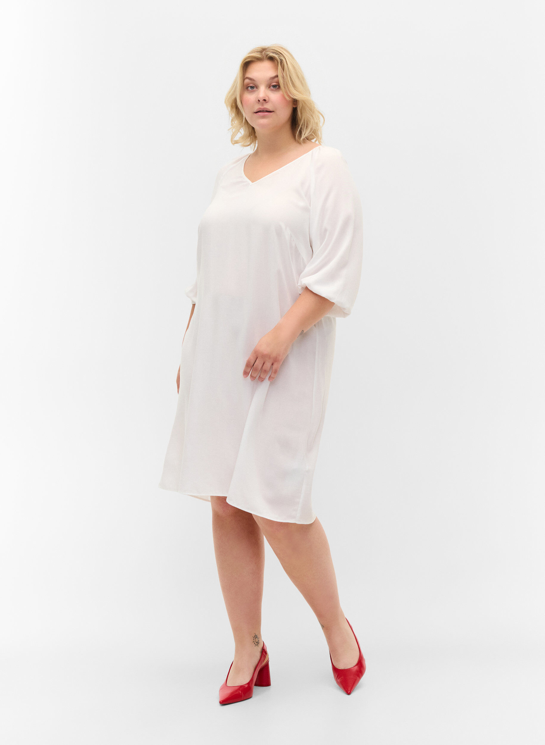 Zizzi Robe en viscose avec encolure en V, Bright White, Model image number 2
