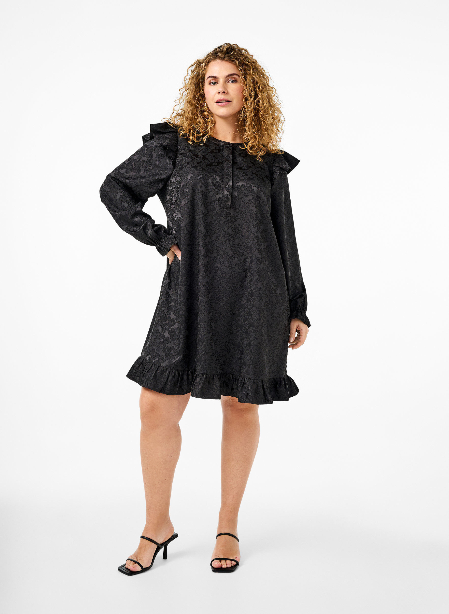Zizzi Robe en jacquard avec des manches longues et des d&eacute;tails &agrave; volants, Noir, Model image number 1