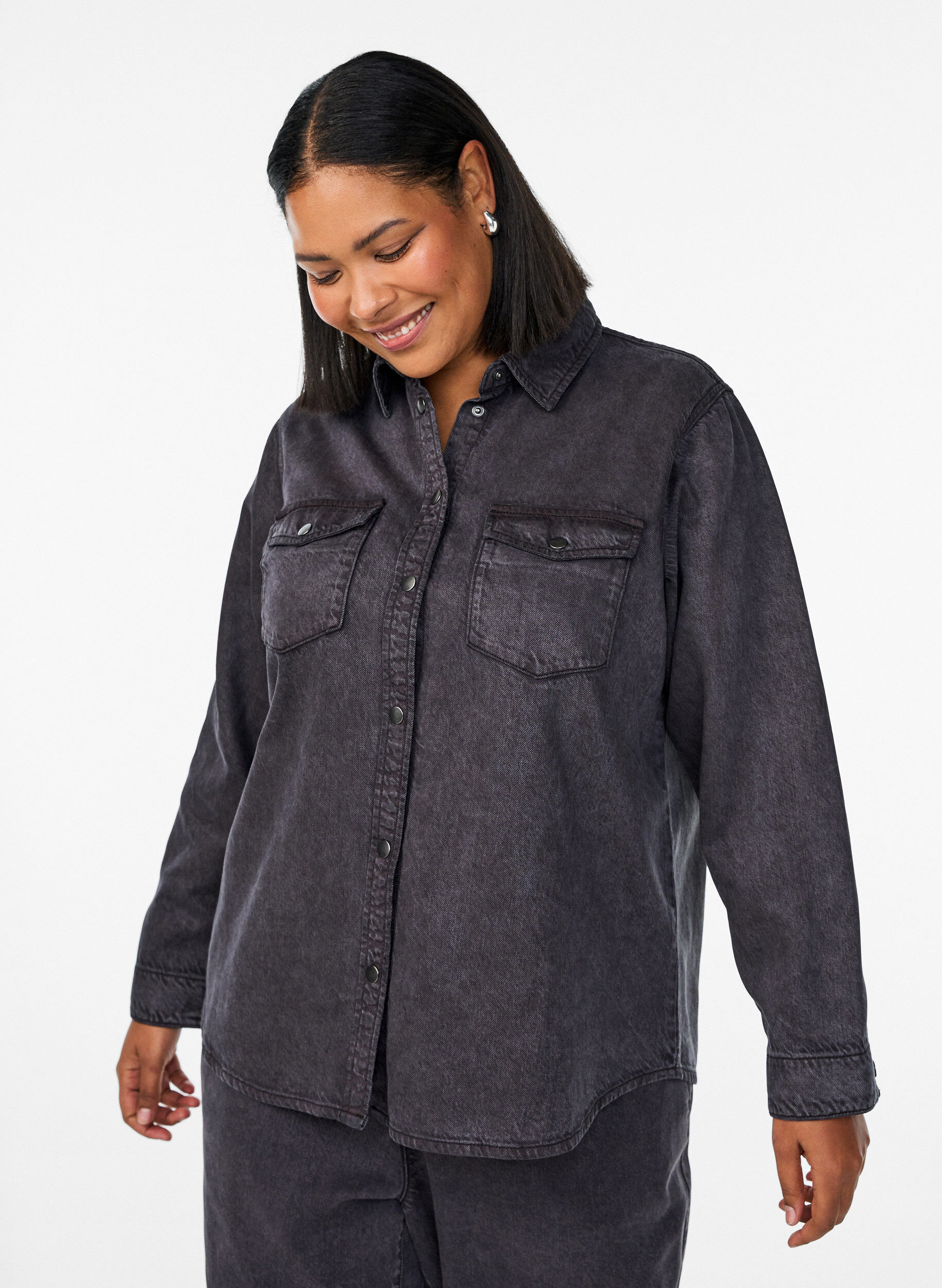 Zizzi Chemise en jean avec poches poitrine, Gris, Model image number 3