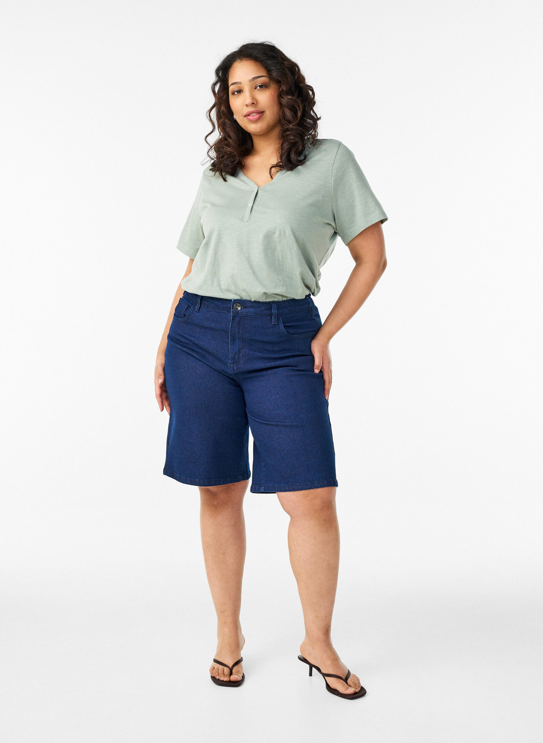 Zizzi Short en jean ample &agrave; taille haute, Bleu, Model image number 1
