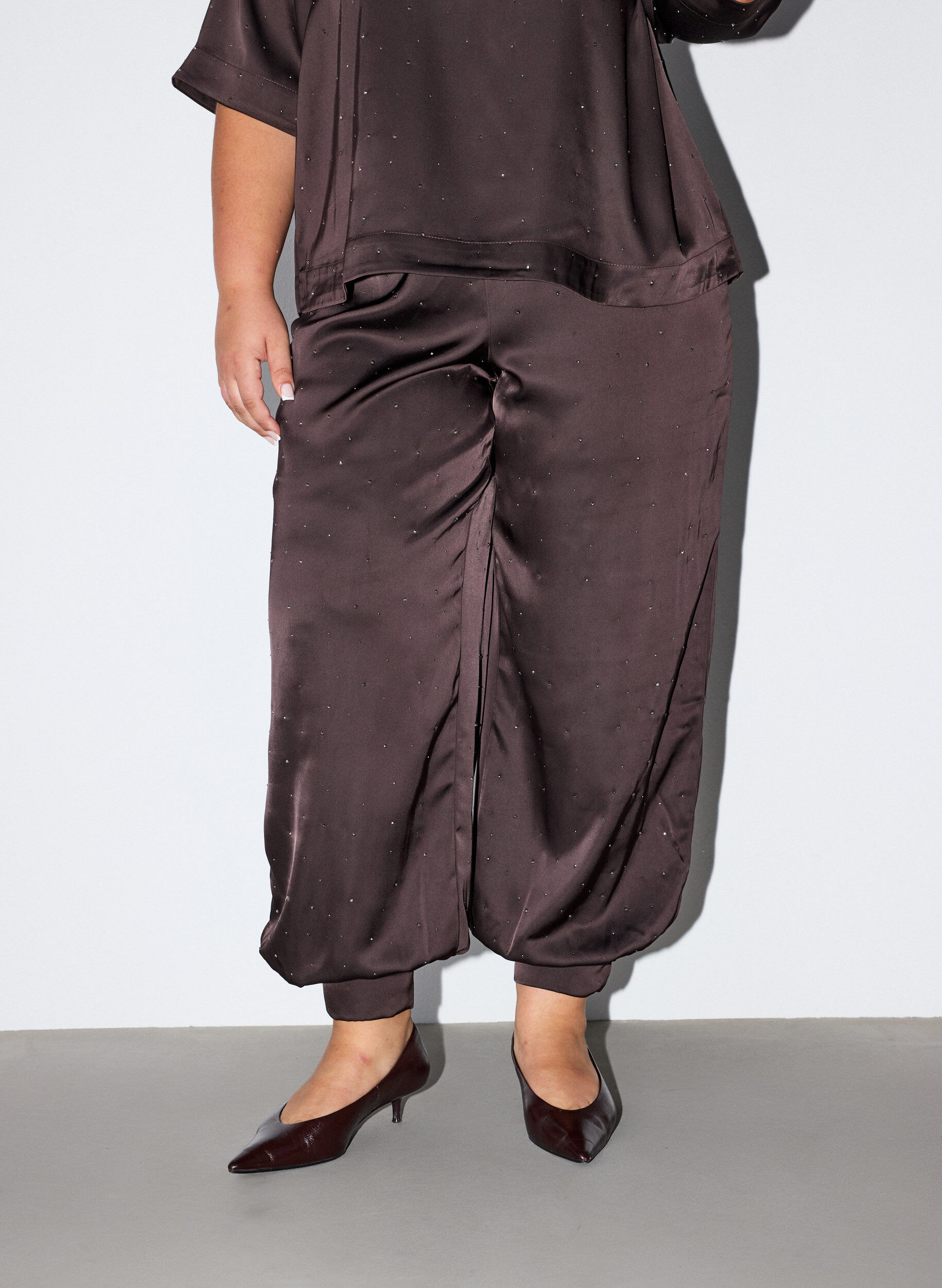 ZizziPantalon ballon en satin avec strass, Marron, Model image number 2