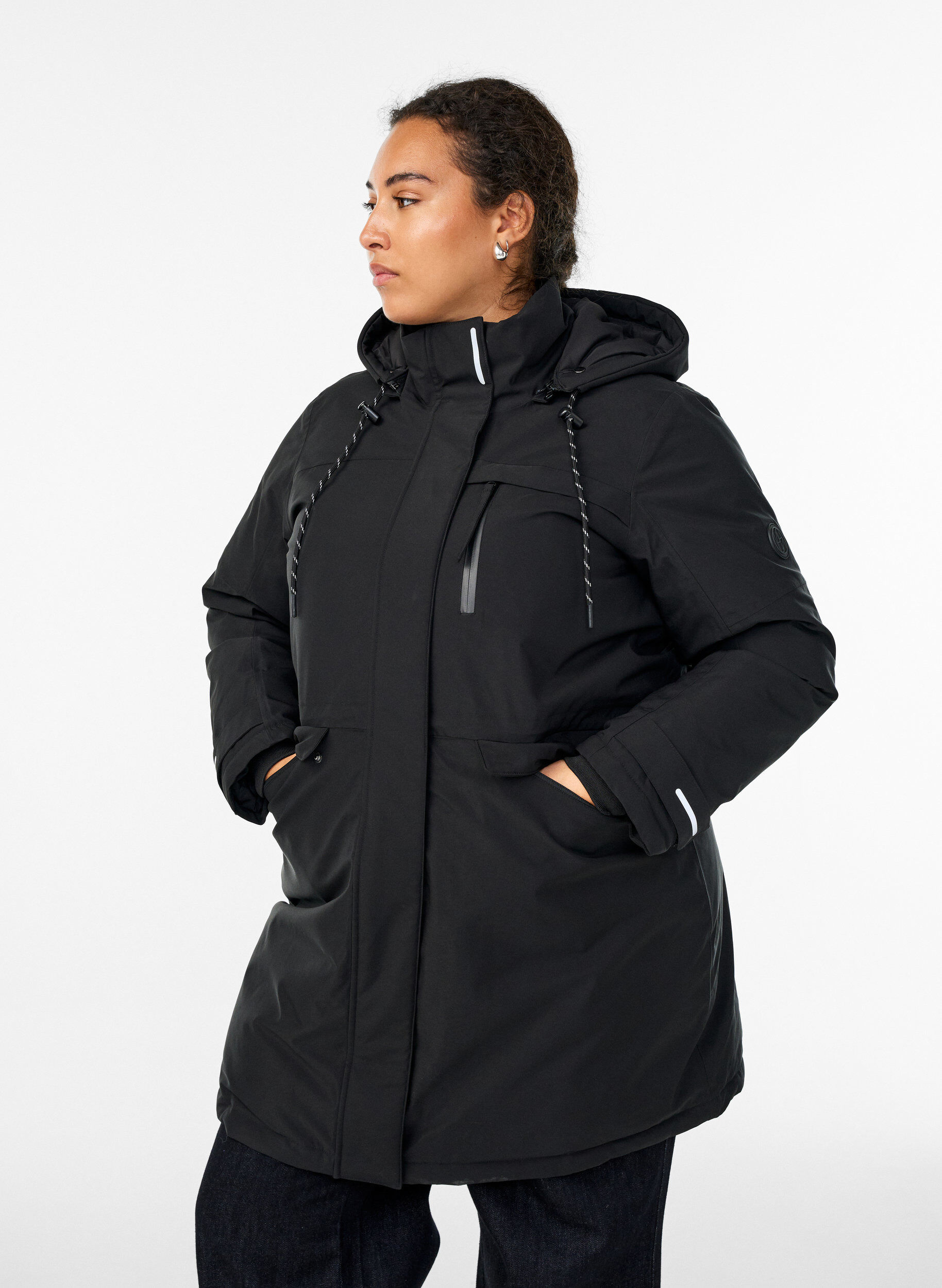 Parka d&eacute;perlante &agrave; capuche et d&eacute;tails fonctionnels, Noir, Model