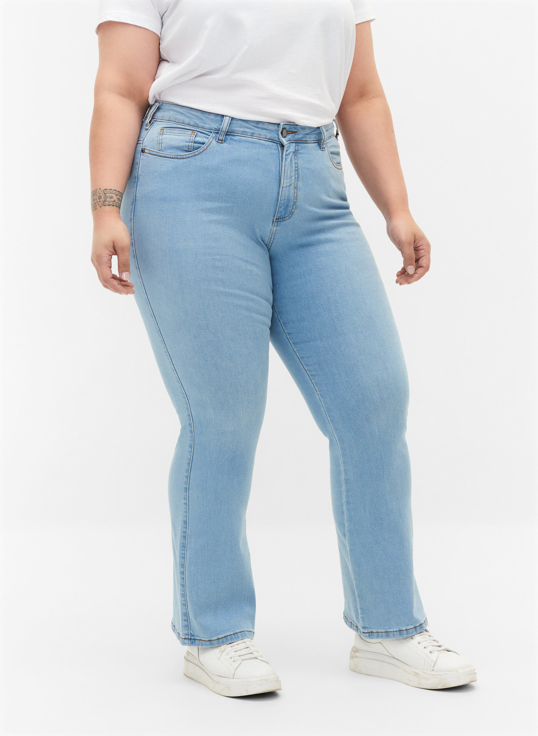 Zizzi Jeans bootcut Ellen &agrave; taille haute, Bleu Clair, Model image number 2