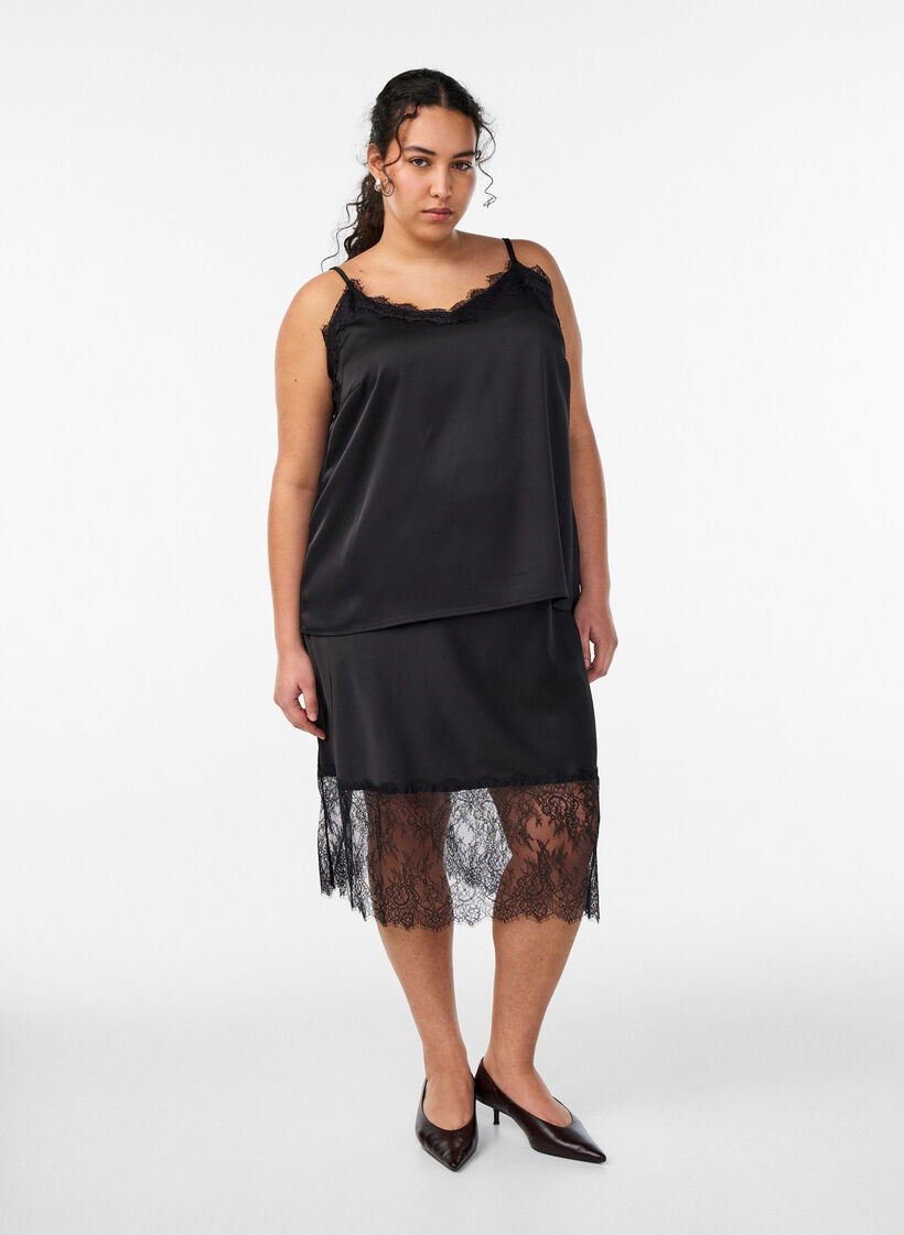 Jupe satin&eacute;e avec bordure en dentelle, Noir, Model image number 0
