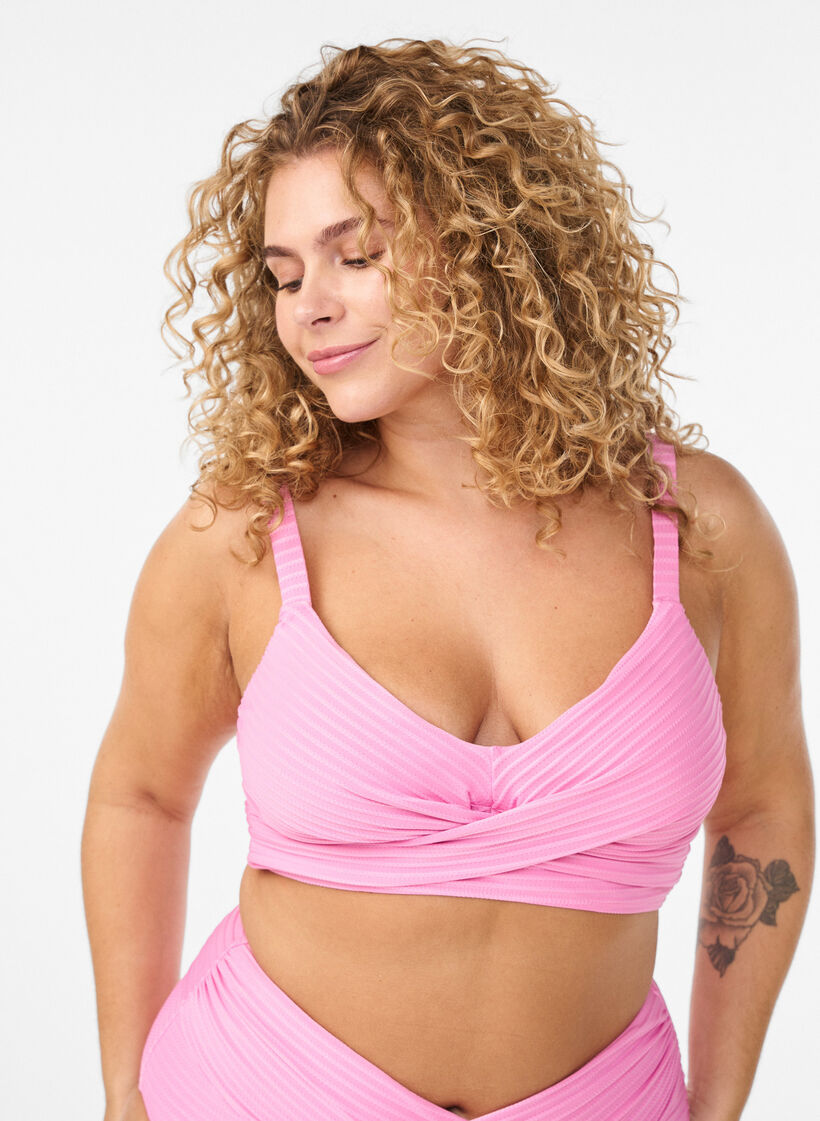 Haut de bikini textur&eacute; &agrave; rayures et crois&eacute;, Rose, Model image number 0