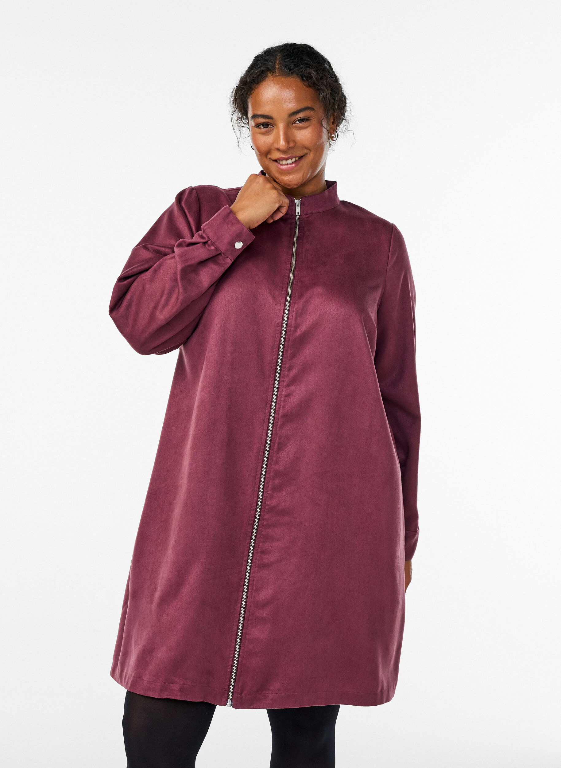 Longue chemise en faux su&egrave;de avec fermeture &eacute;clair, Bordeaux, Model