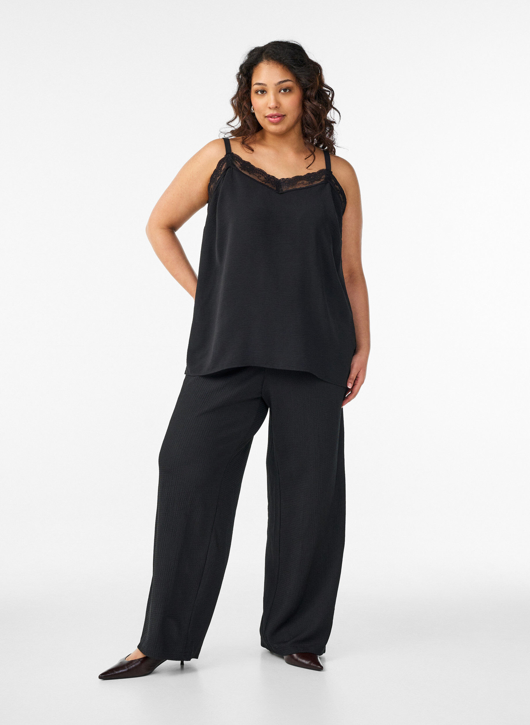 Pantalon large en tissu l&eacute;ger et textur&eacute;, Noir, Model