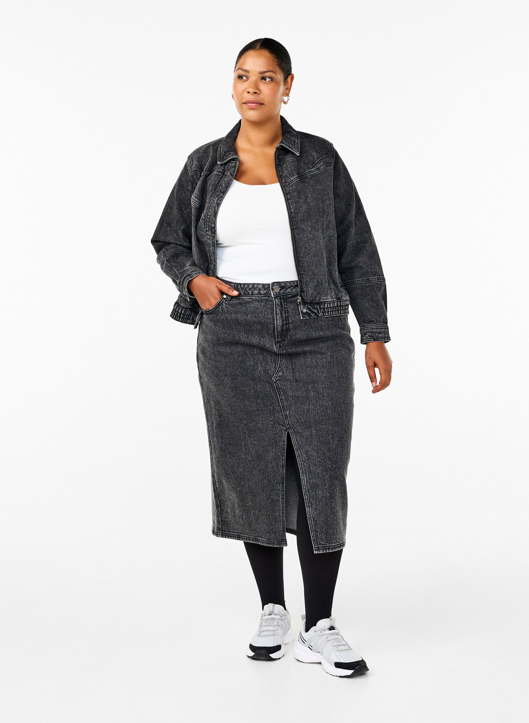 Zizzi Veste en jean avec fermeture &eacute;clair cach&eacute;e, Dark Grey Denim, Model image number 2