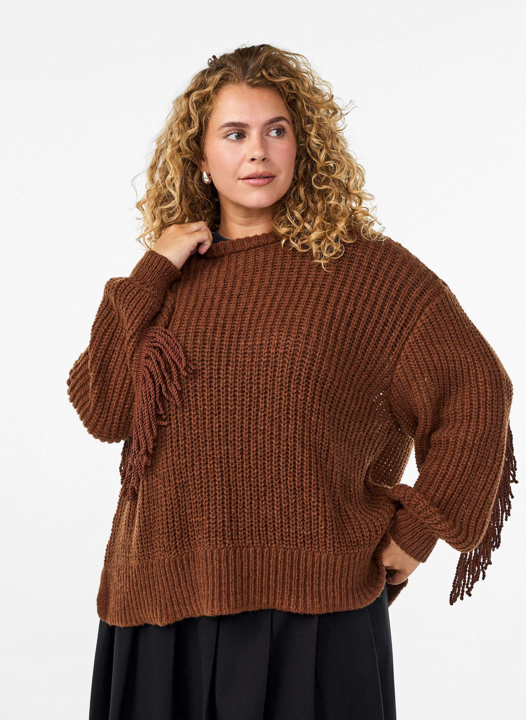 Zizzi Pull en maille avec franges dans le dos, Marron, Model image number 2