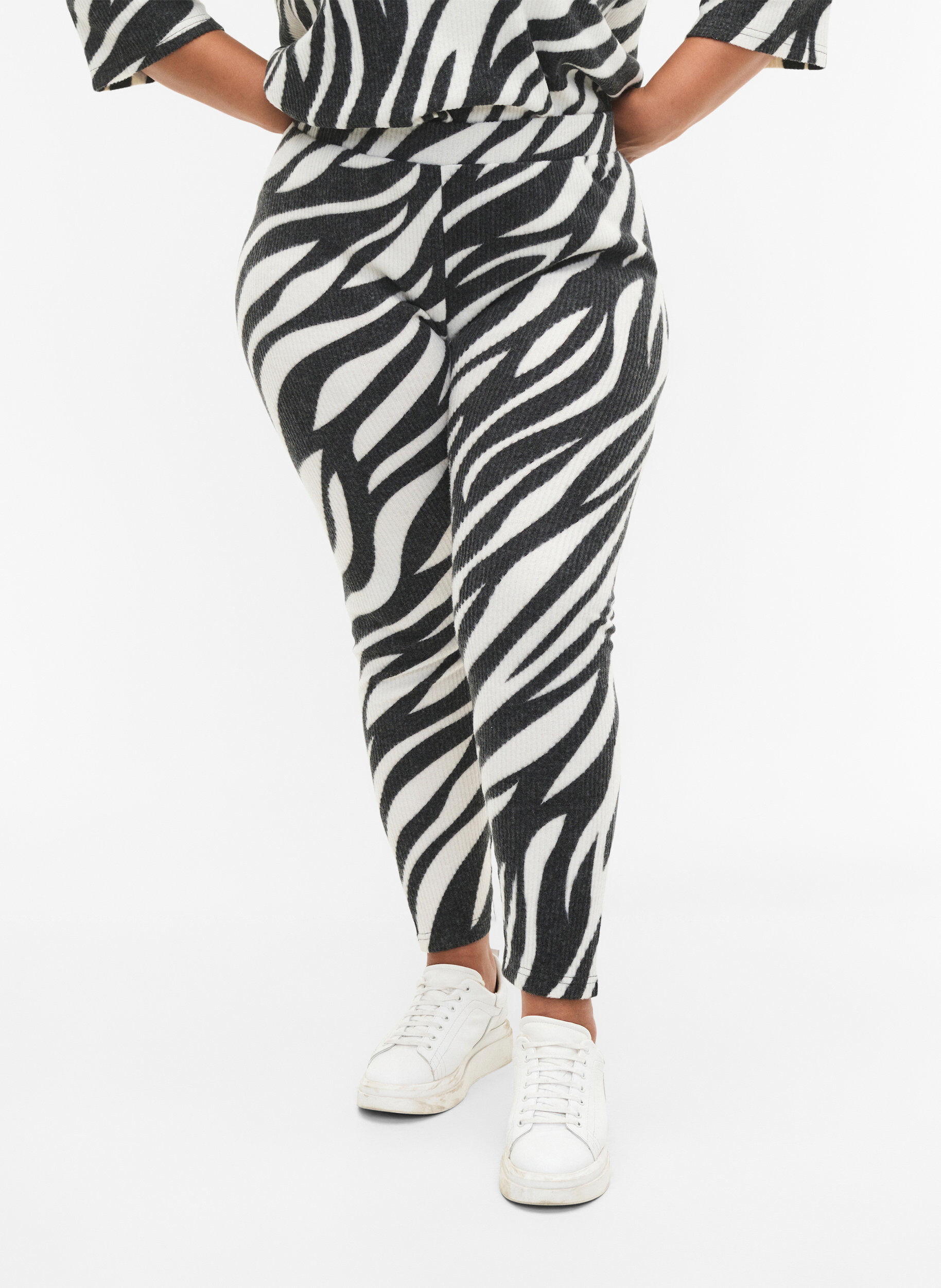 Zizzi Leggings avec imprim&eacute; z&eacute;br&eacute;, White Zebra, Model image number 2