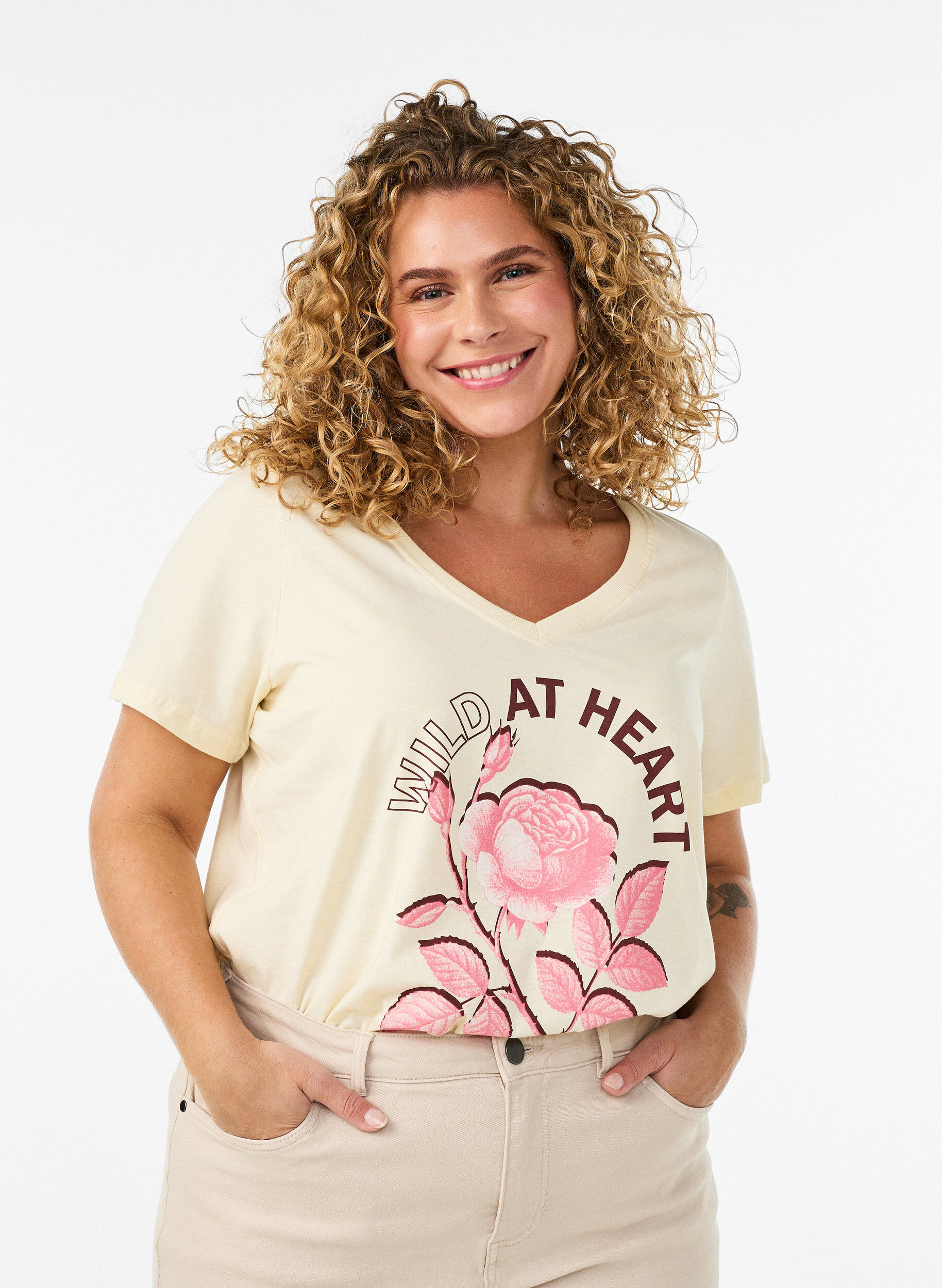 T-shirt en coton avec imprim&eacute; sur le devant et col en V, Beige, Model