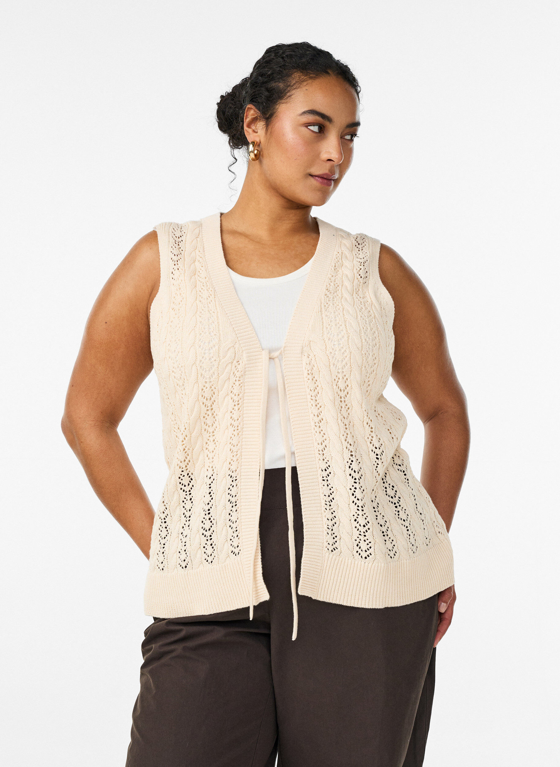 Zizzi Gilet en maille avec broderie ajour&eacute;e et lien &agrave; nouer, Beige, Model image number 0
