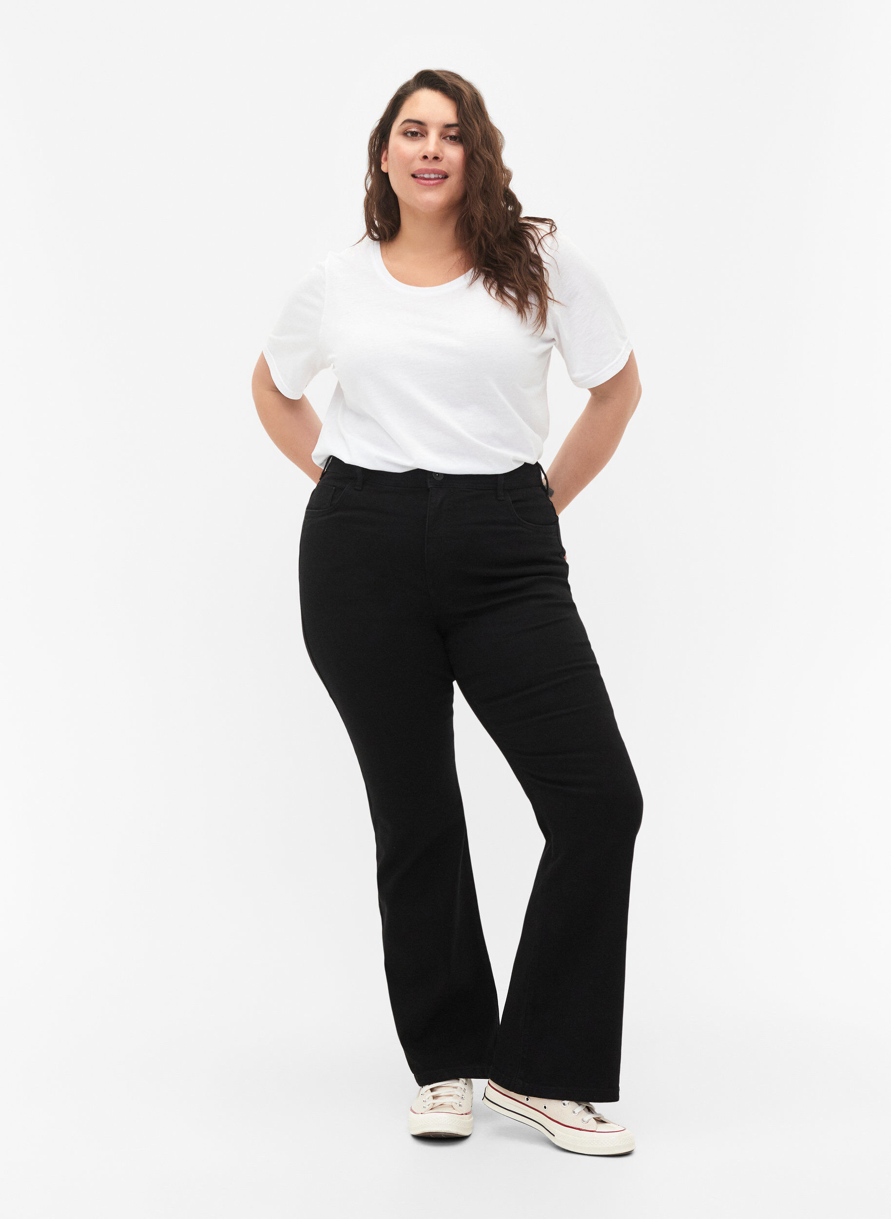 Jean taille haute avec coupe bootcut, Noir, Model