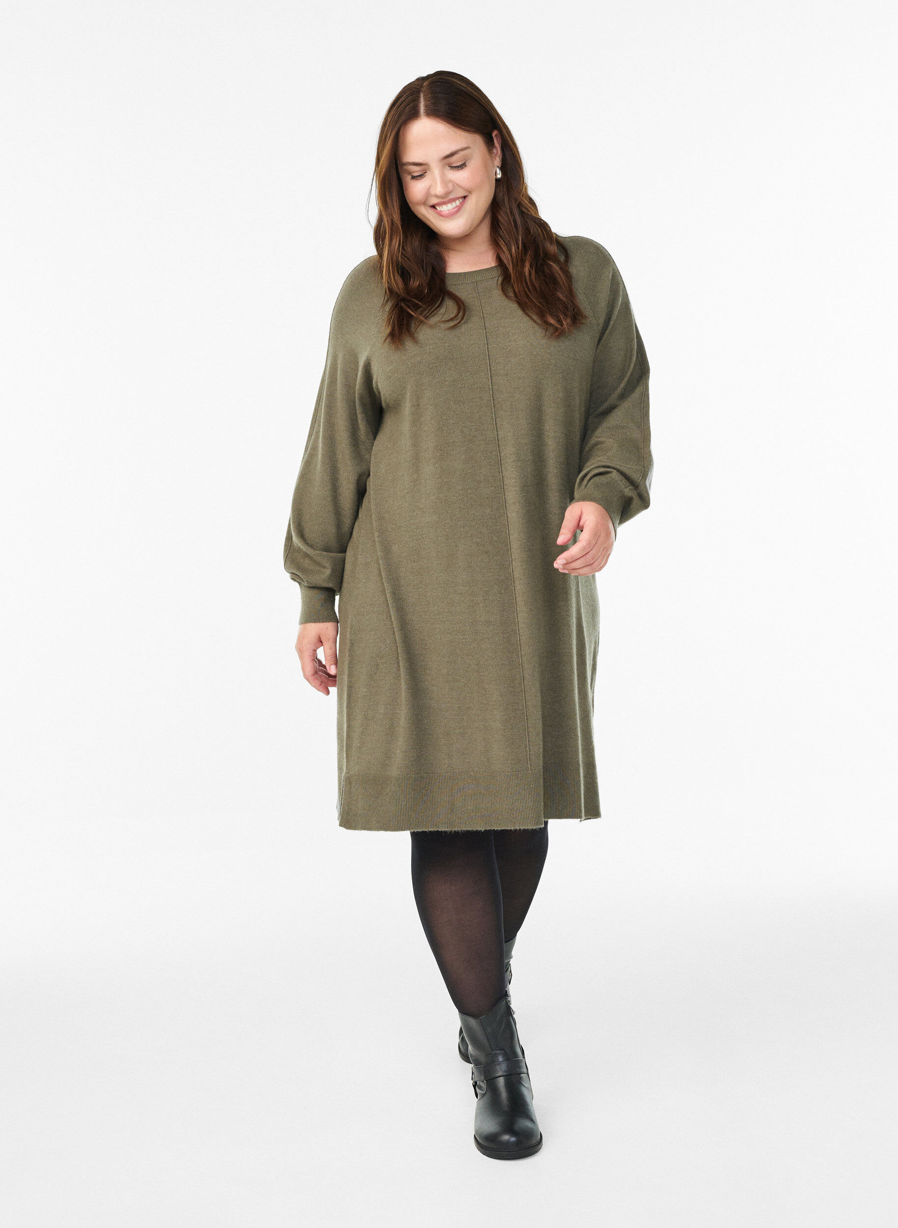Zizzi Robe courte en maille &agrave; manches raglan et couture centrale, Vert Kaki, Model image number 1