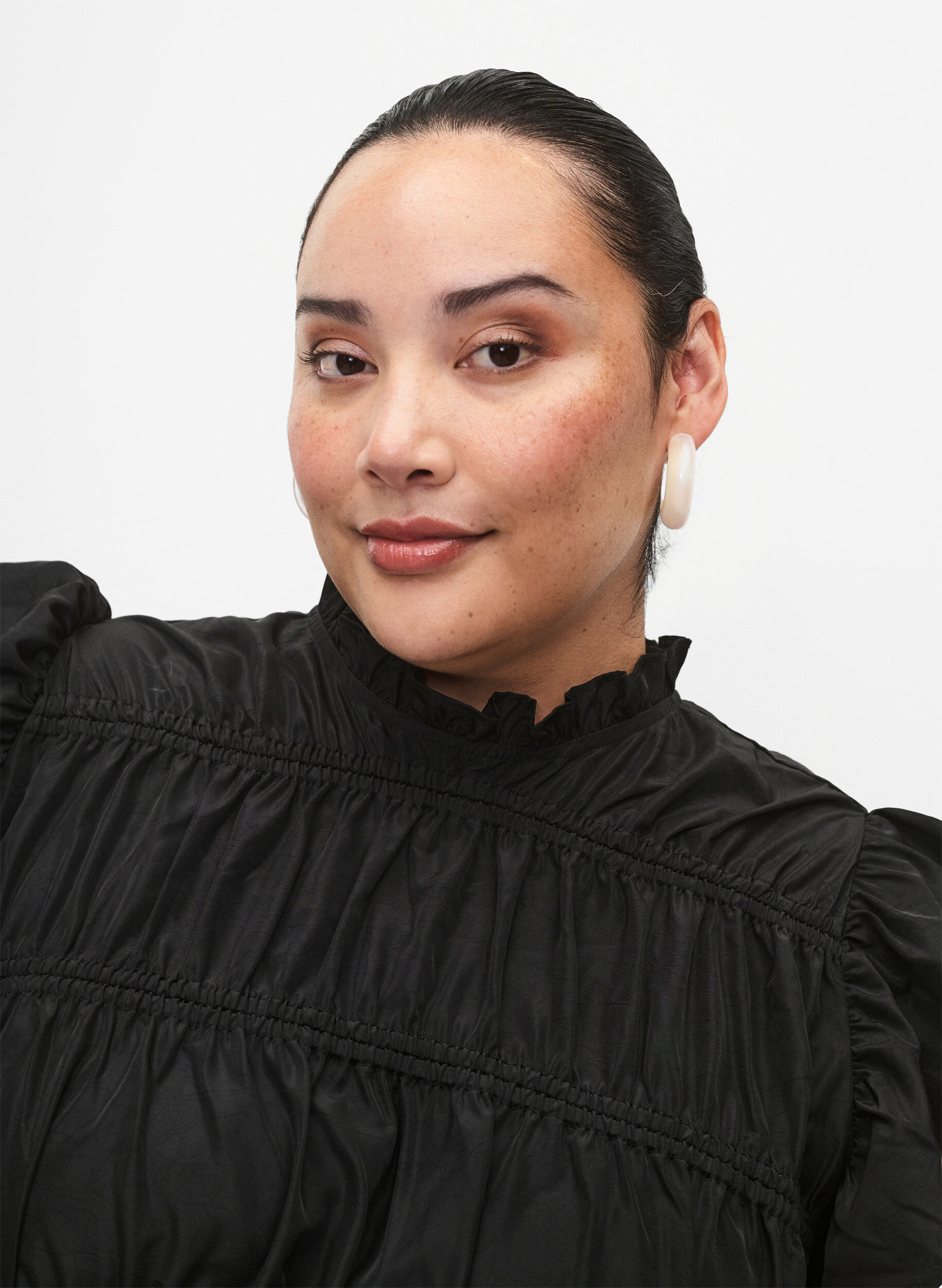 Zizzi Robe avec volants et lignes de coupe &eacute;lastiques, Black, Model image number 3