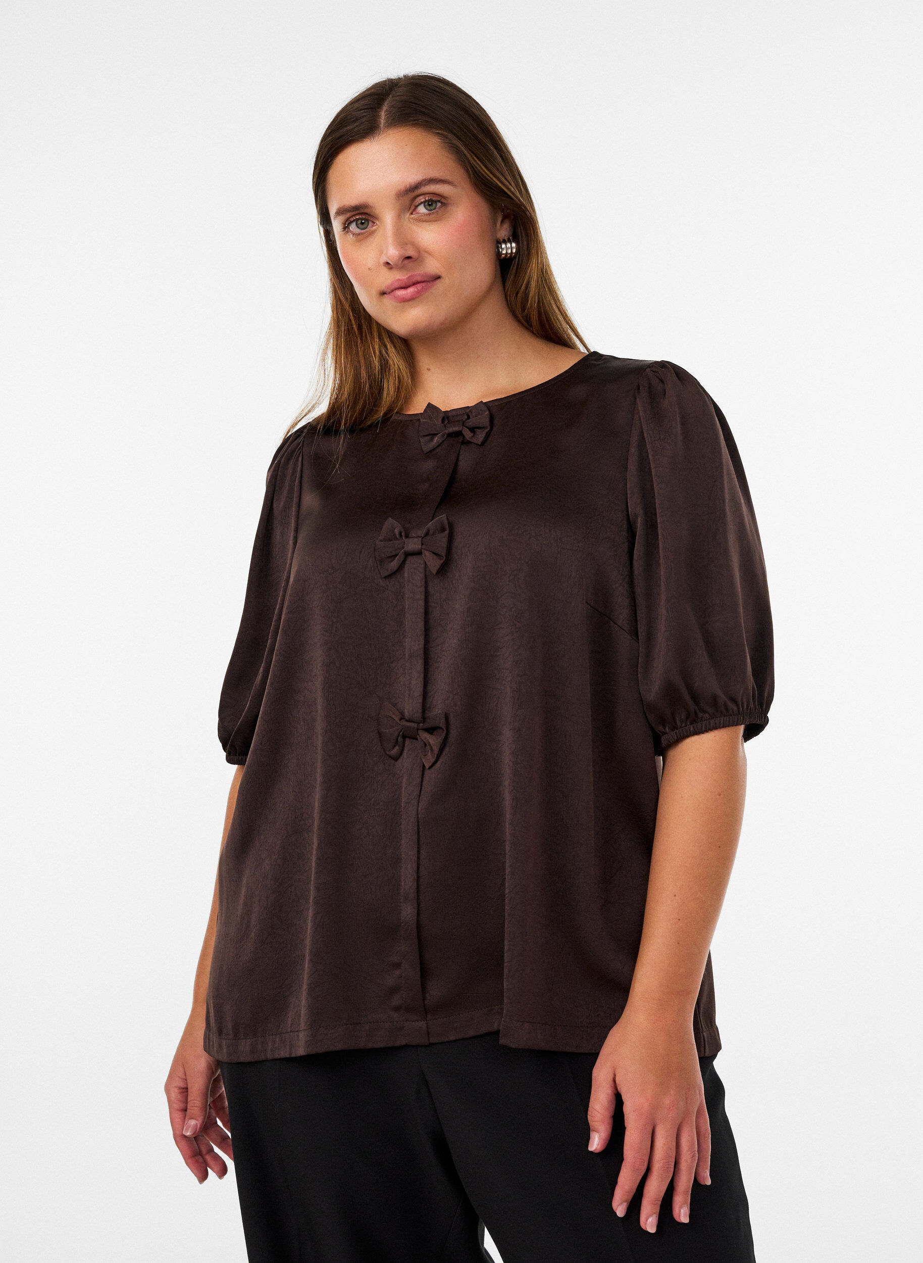 Blouse en satin avec n&oelig;uds et manches au coude, Marron, Model