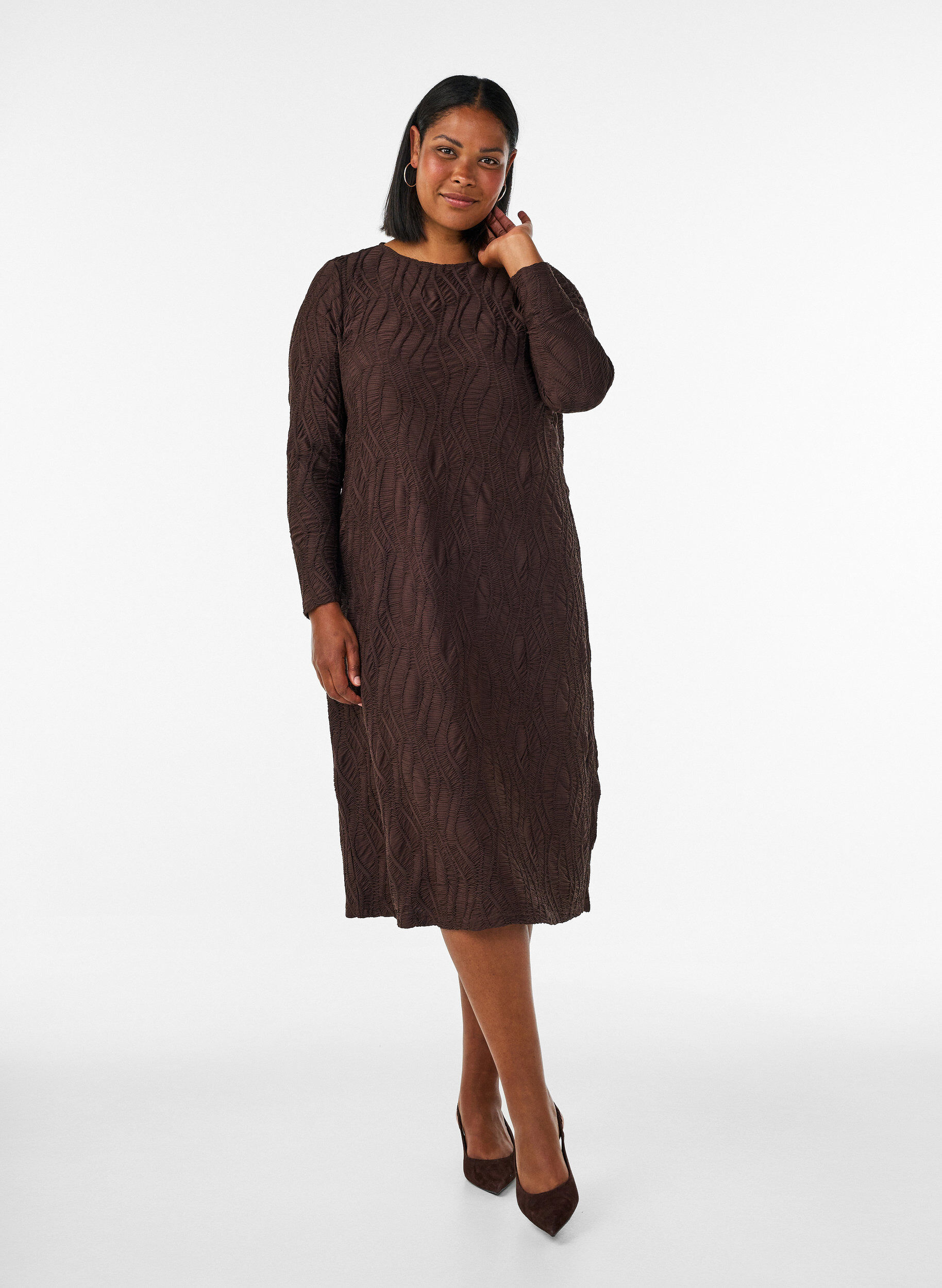 Robe midi &agrave; texture ondul&eacute;e et manches longues, Marron, Model