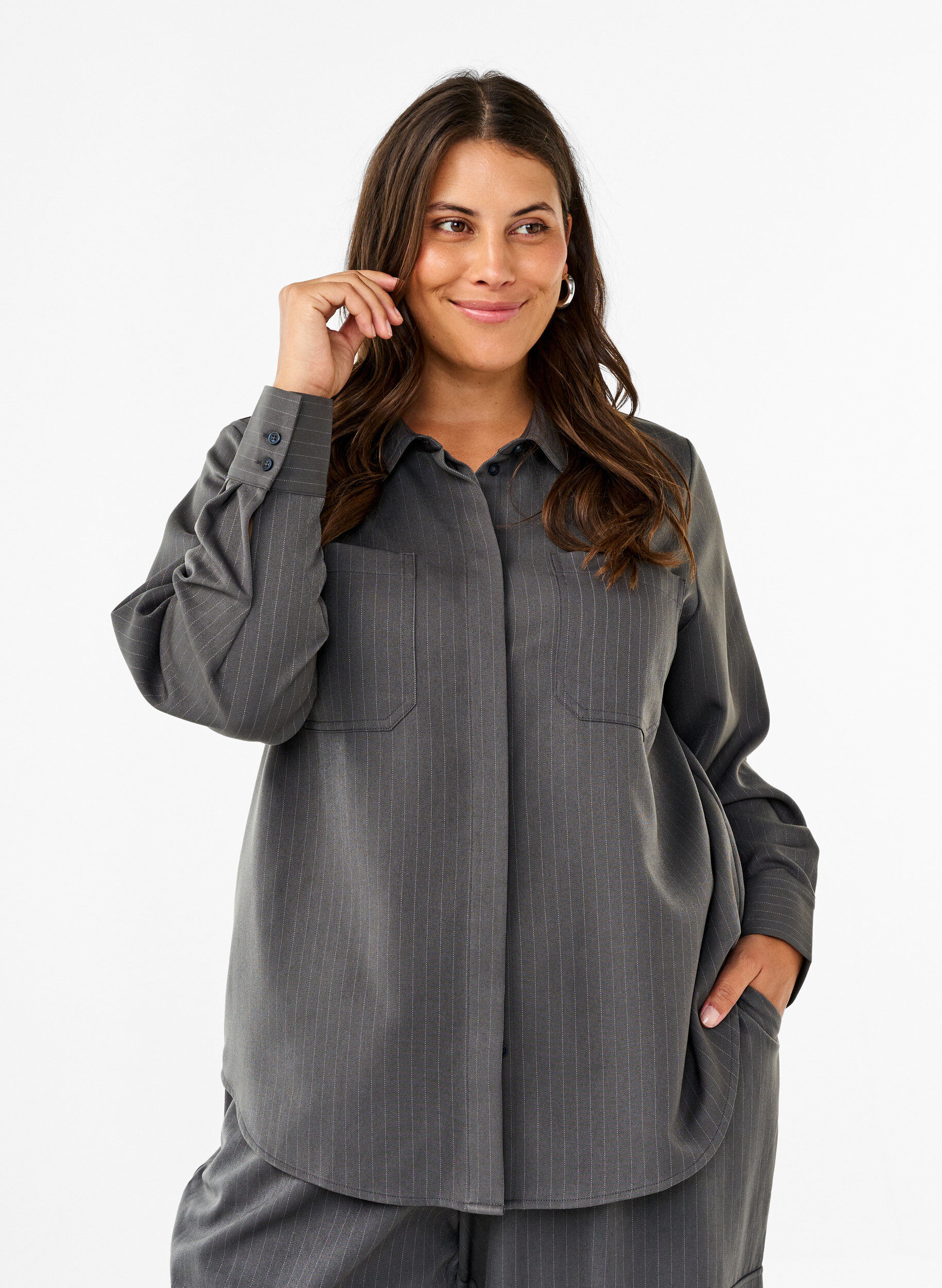 Zizzi  Chemise milleraies &agrave; col et poches de poitrine, Dark Shadow Pin St., Model image number 0