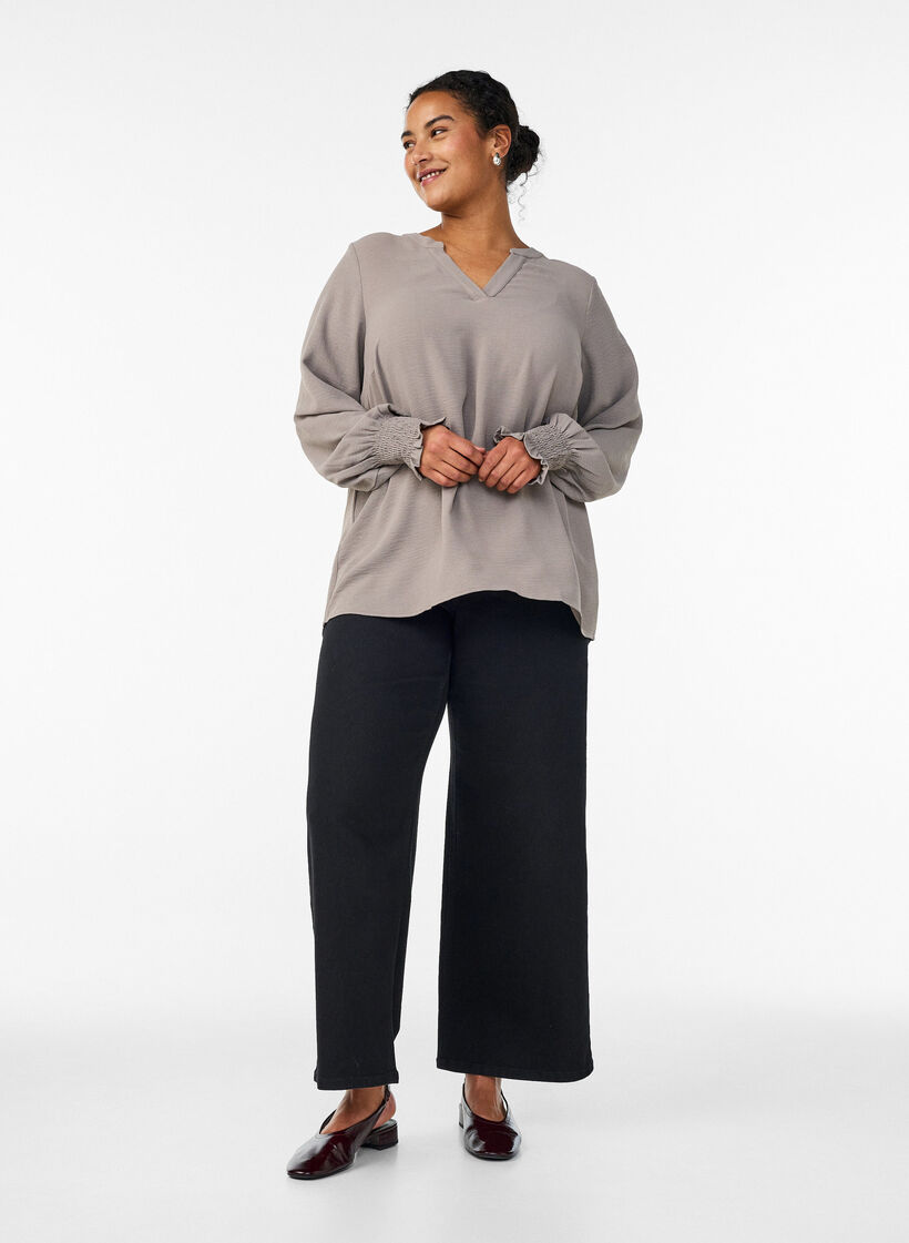 Blouse avec poignets smock&eacute;s et col en V, Beige, Model image number 1