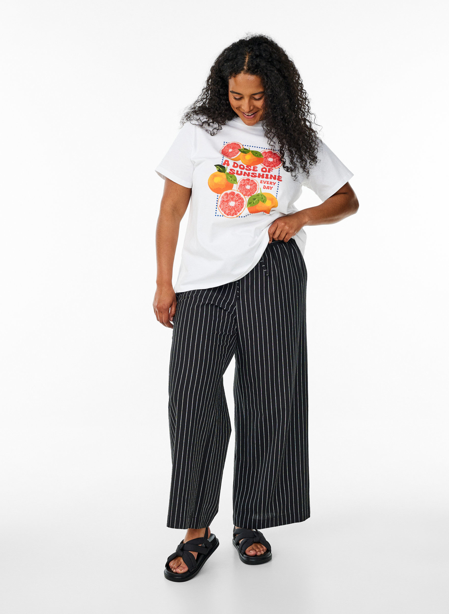 Zizzi Pantalon ample avec taille haute et poches, Noir, Model image number 0