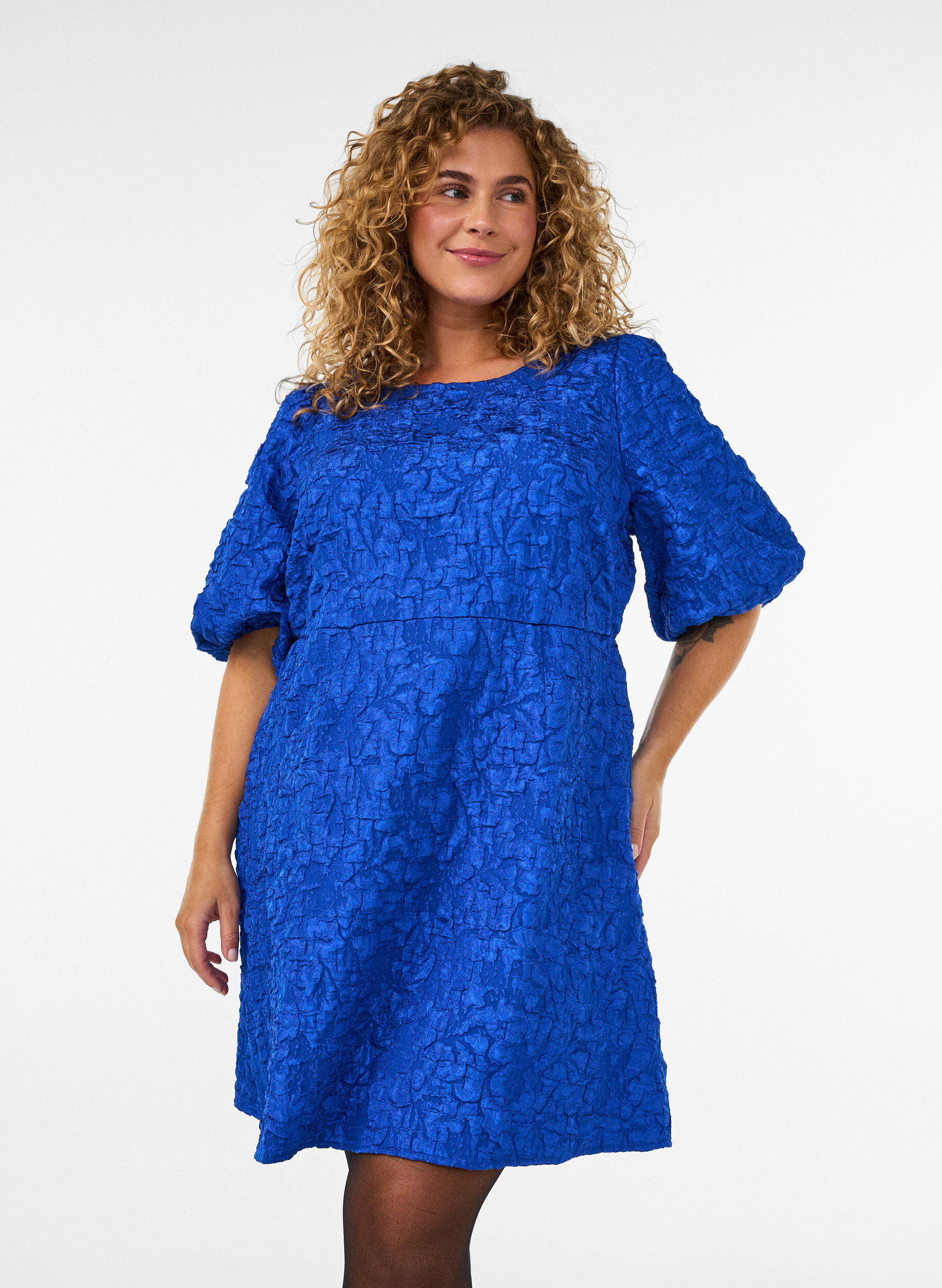 Robe en jacquard &agrave; coupe &eacute;vas&eacute;e avec manches bouffantes, Bleu, Model