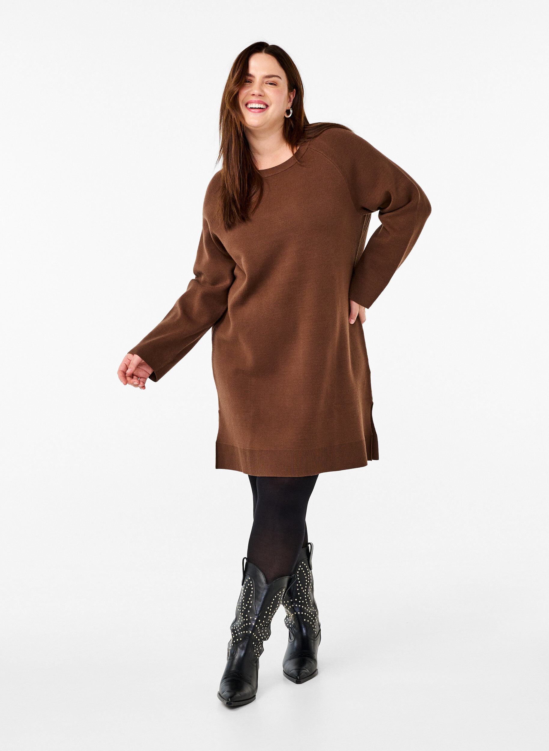Zizzi Robe en maille avec col rond &agrave; fente, Marron, Model image number 1