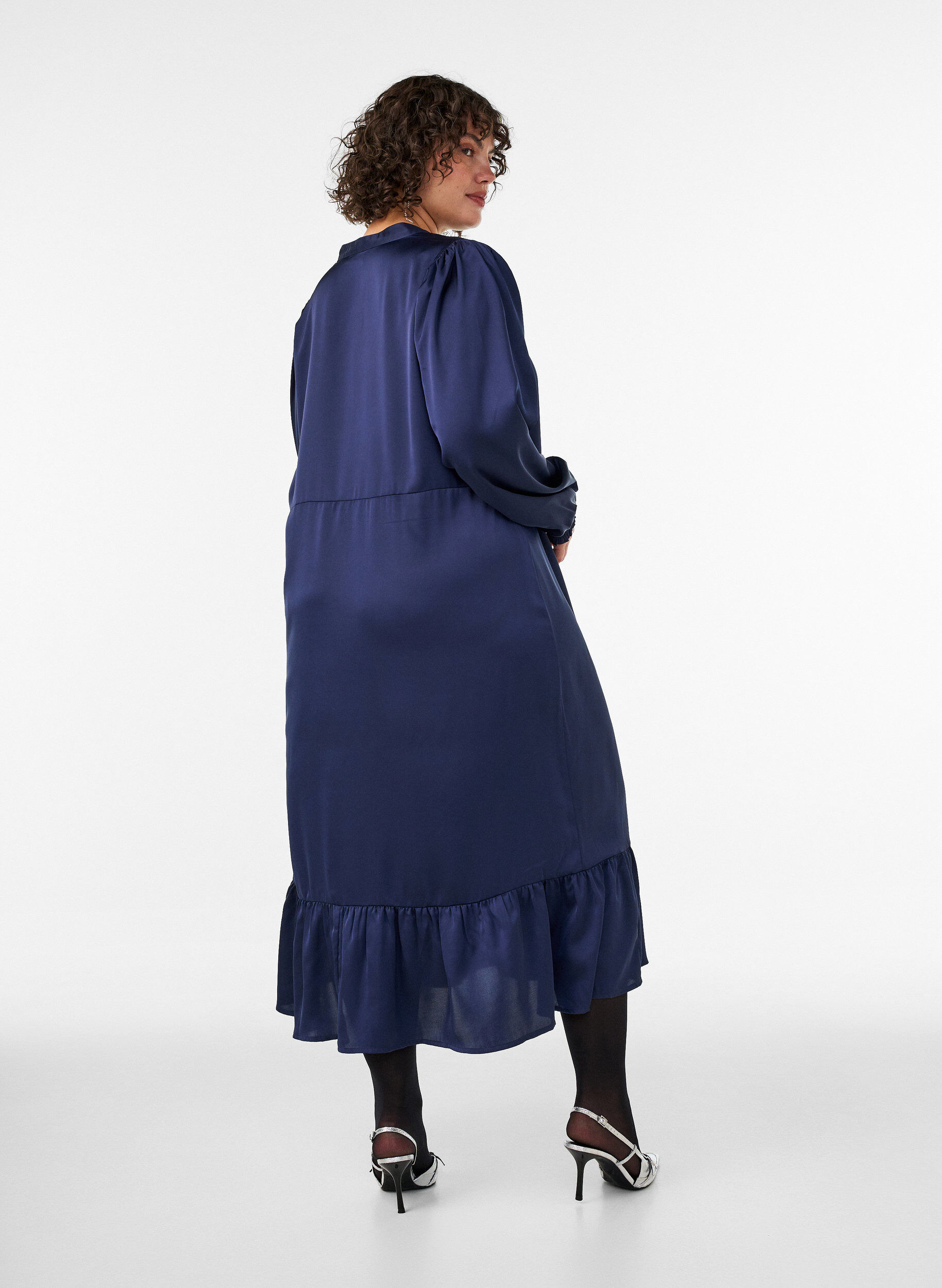 ZizziRobe en satin avec manches longues et col en V, Bleu, Model image number 1