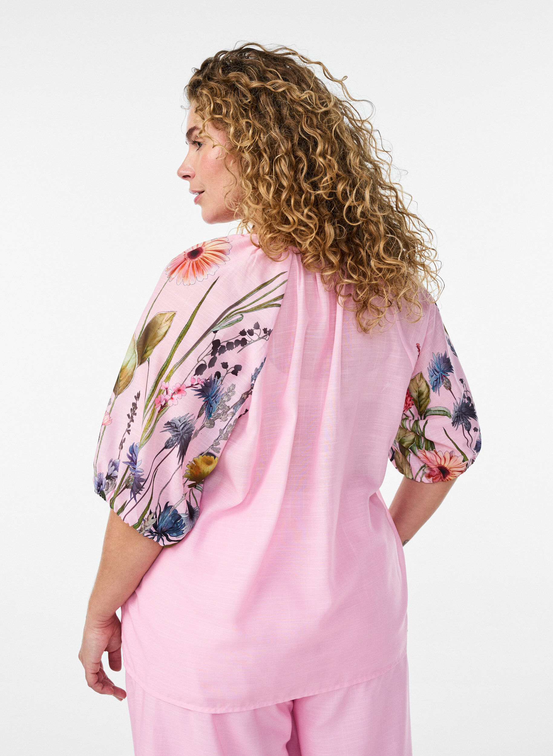 Zizzi Blouse avec lien &agrave; nouer et manches &agrave; imprim&eacute; fleuri, Rose, Model image number 2
