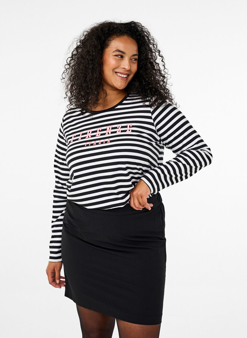 Jupe courte avec taille élastiquée au dos, Black, Model image number 0