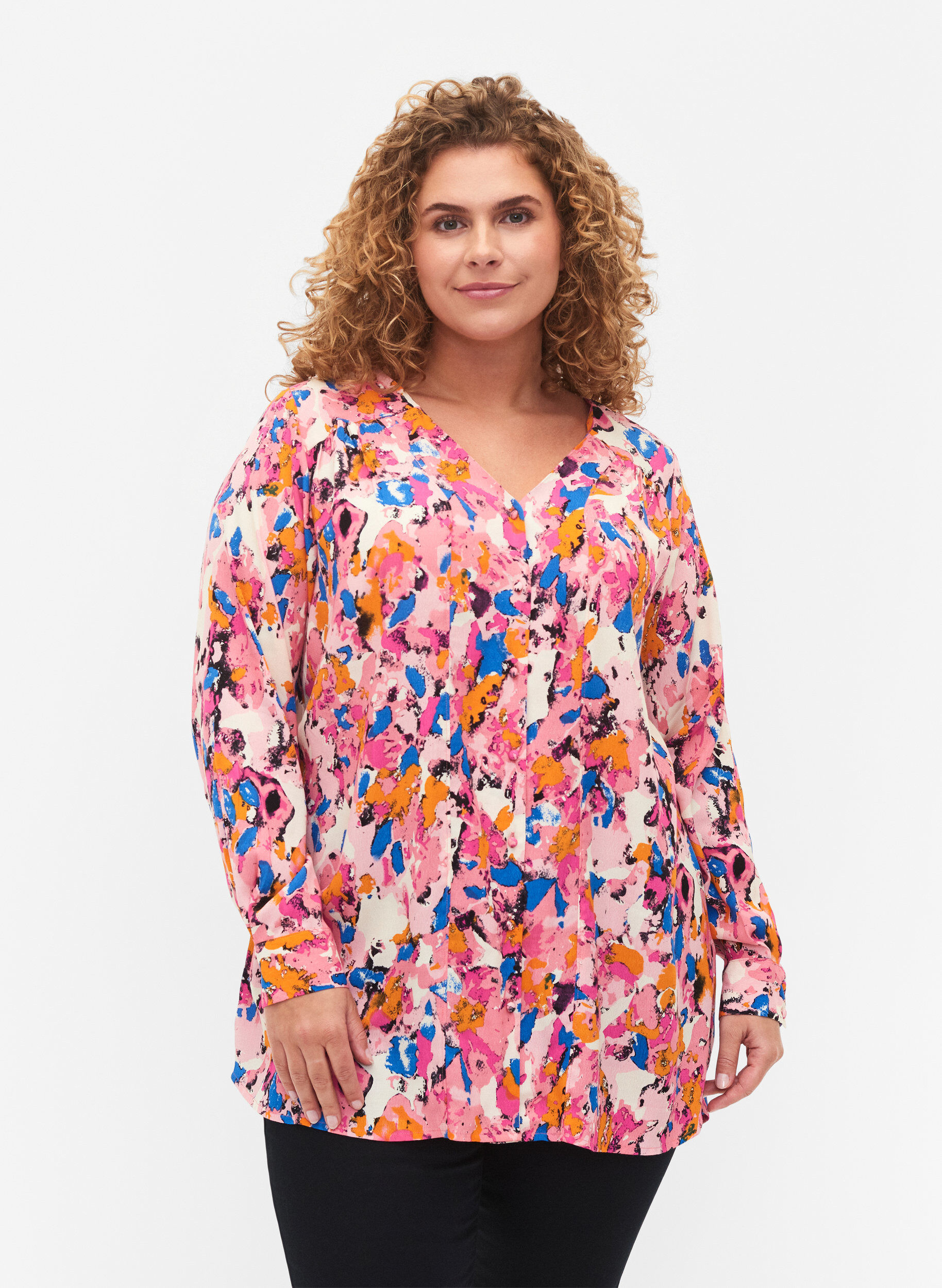 Zizzi Chemise longue imprim&eacute;e en viscose, Rosebloom GraphicAOP, Model image number 0