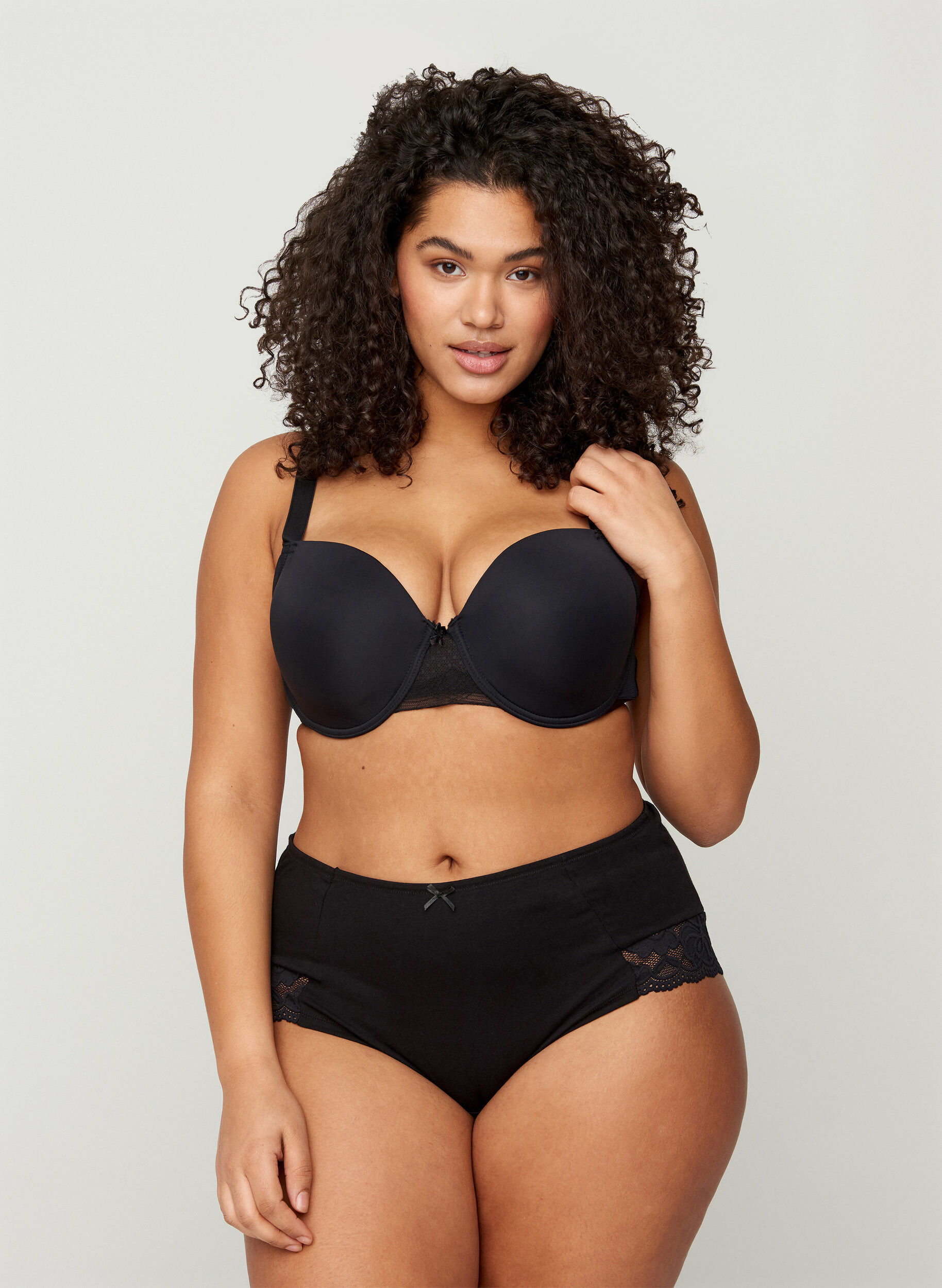 Zizzi Lot de 3 culottes taille haute avec bordure en dentelle, Noir, Model image number 1