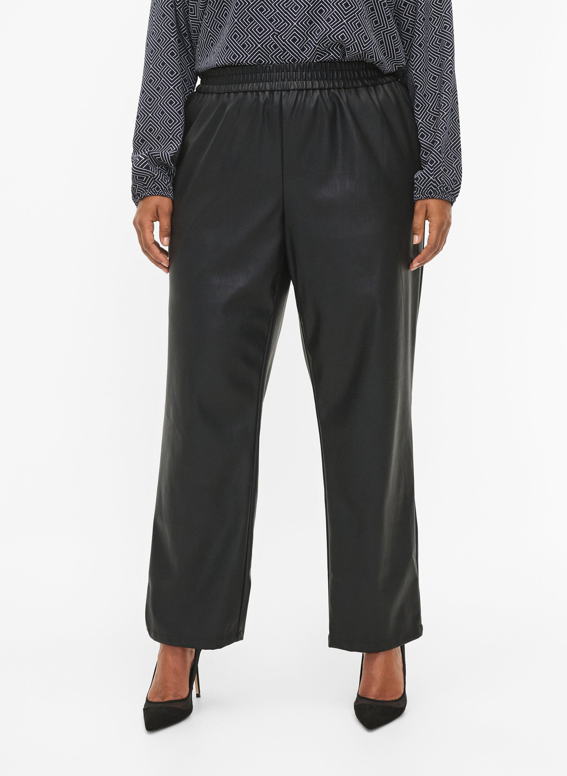 Zizzi Pantalon en simili-cuir avec poches, Black, Model image number 2