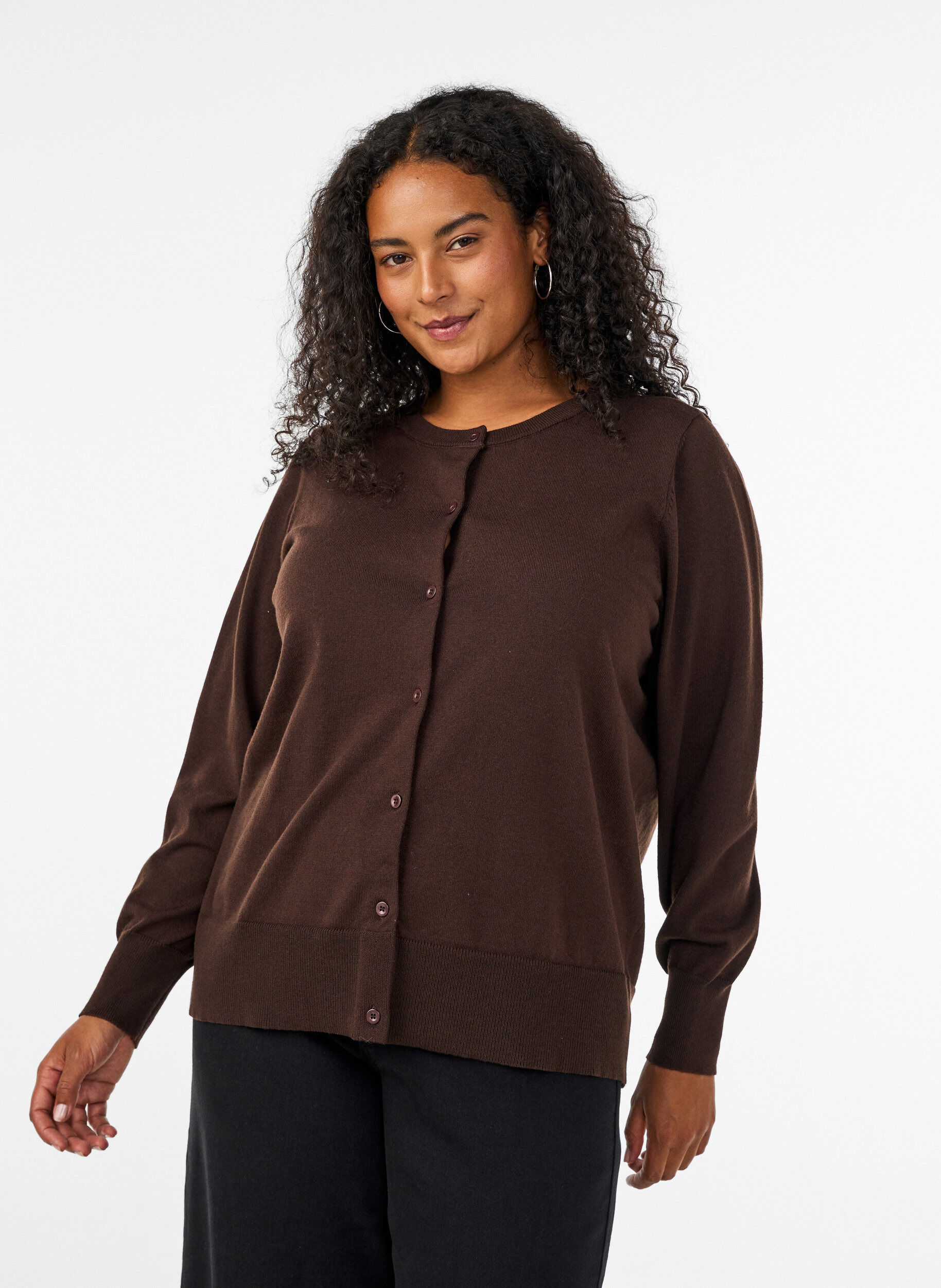 Cardigan en maille fine avec col rond, Marron, Model