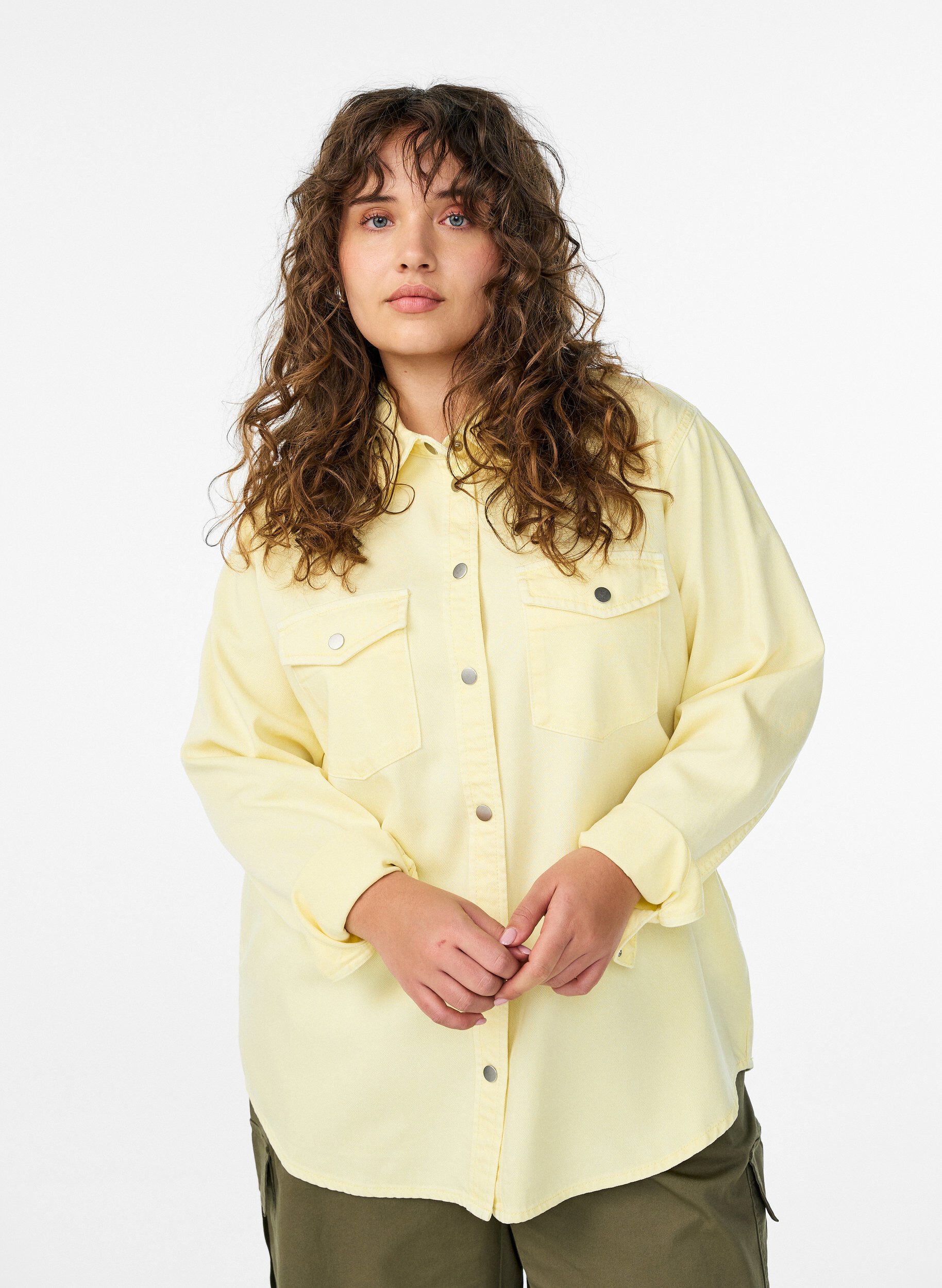 Chemise en jean avec poches poitrine, Jaune clair, Model