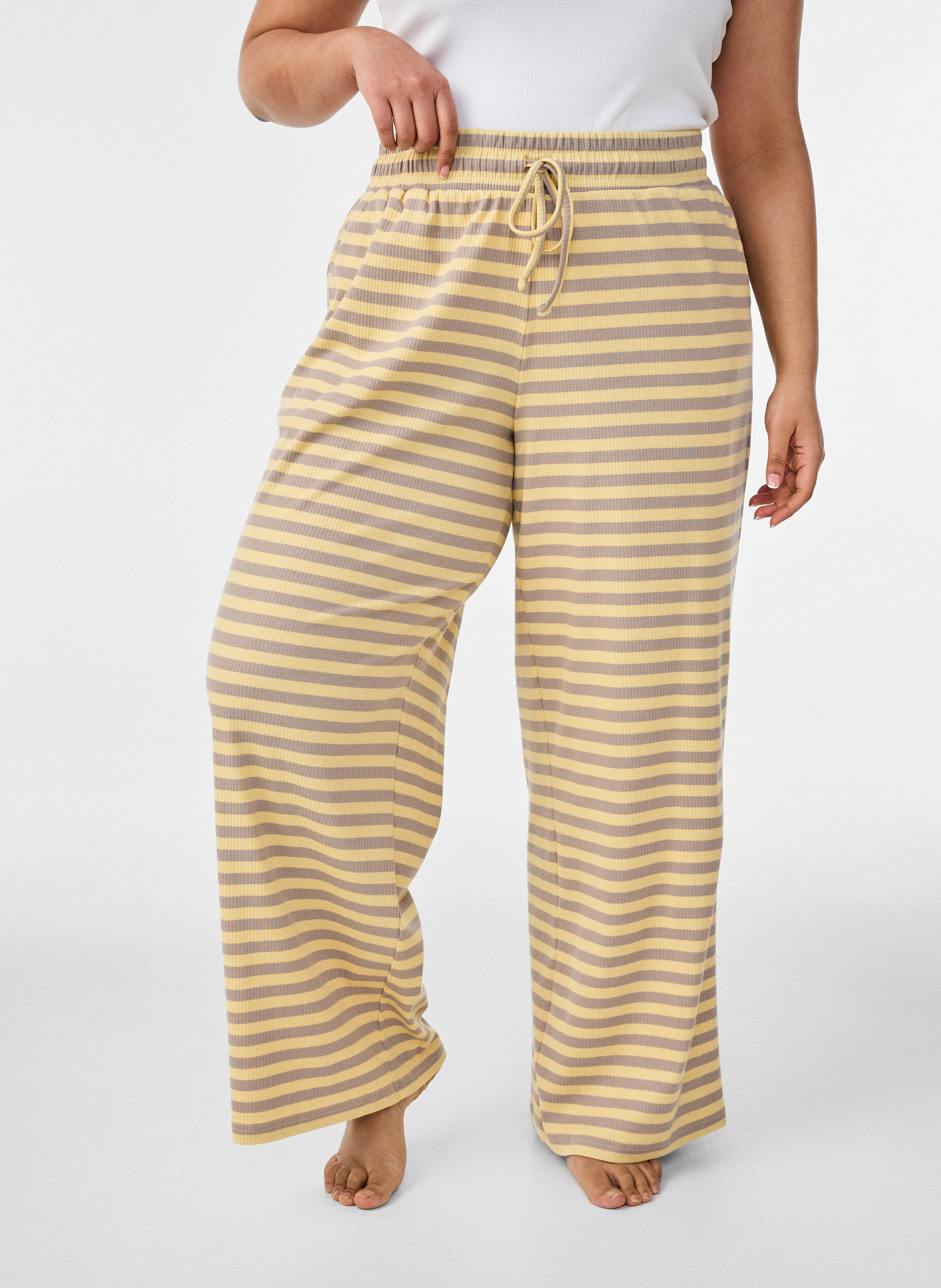 ZizziPantalon de pyjama ray&eacute; &agrave; taille haute et coupe ample, Jaune clair, Model image number 2