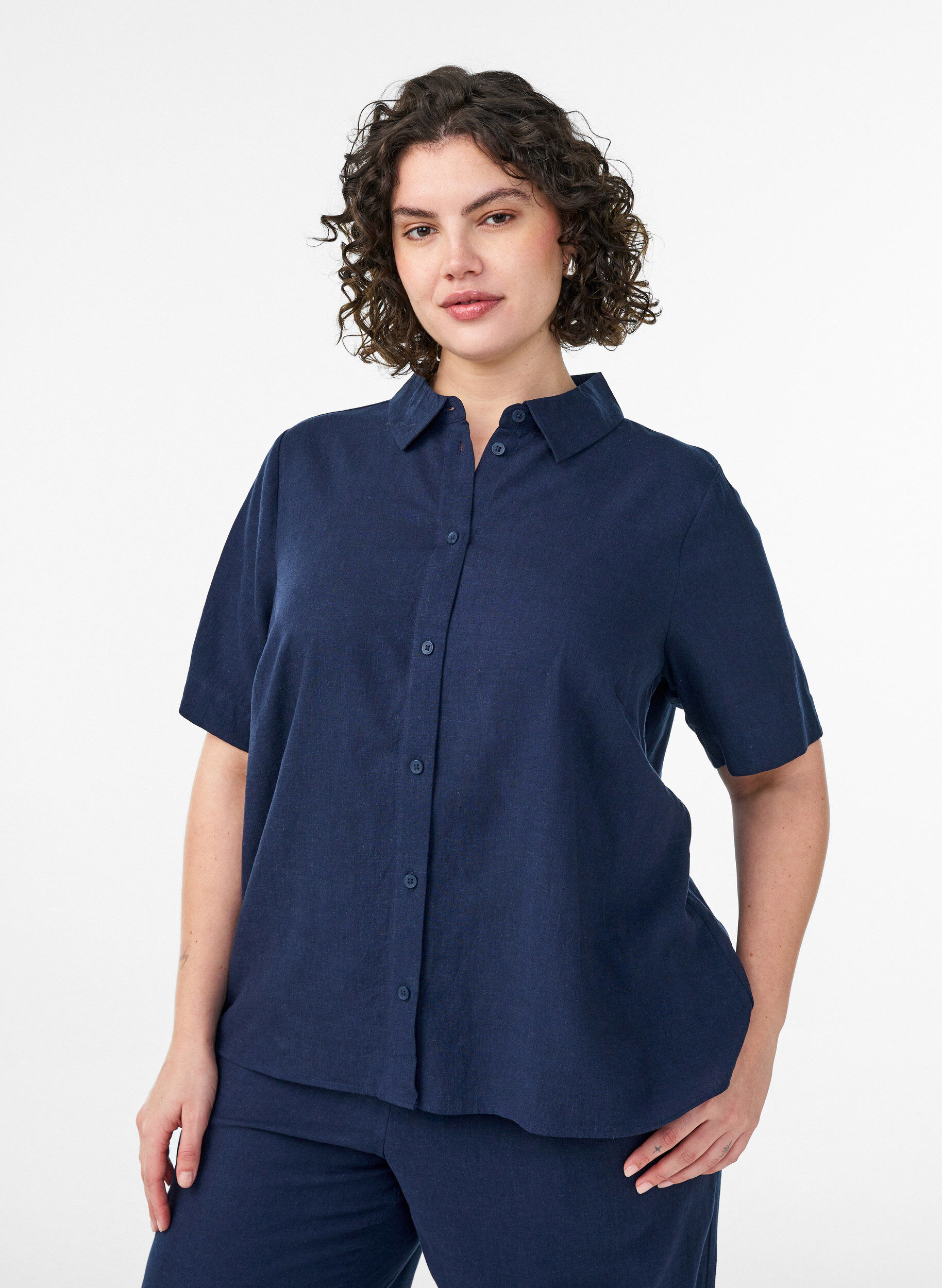 Zizzi Chemise &agrave; manches courtes en lin et viscose, Bleu, Model image number 0