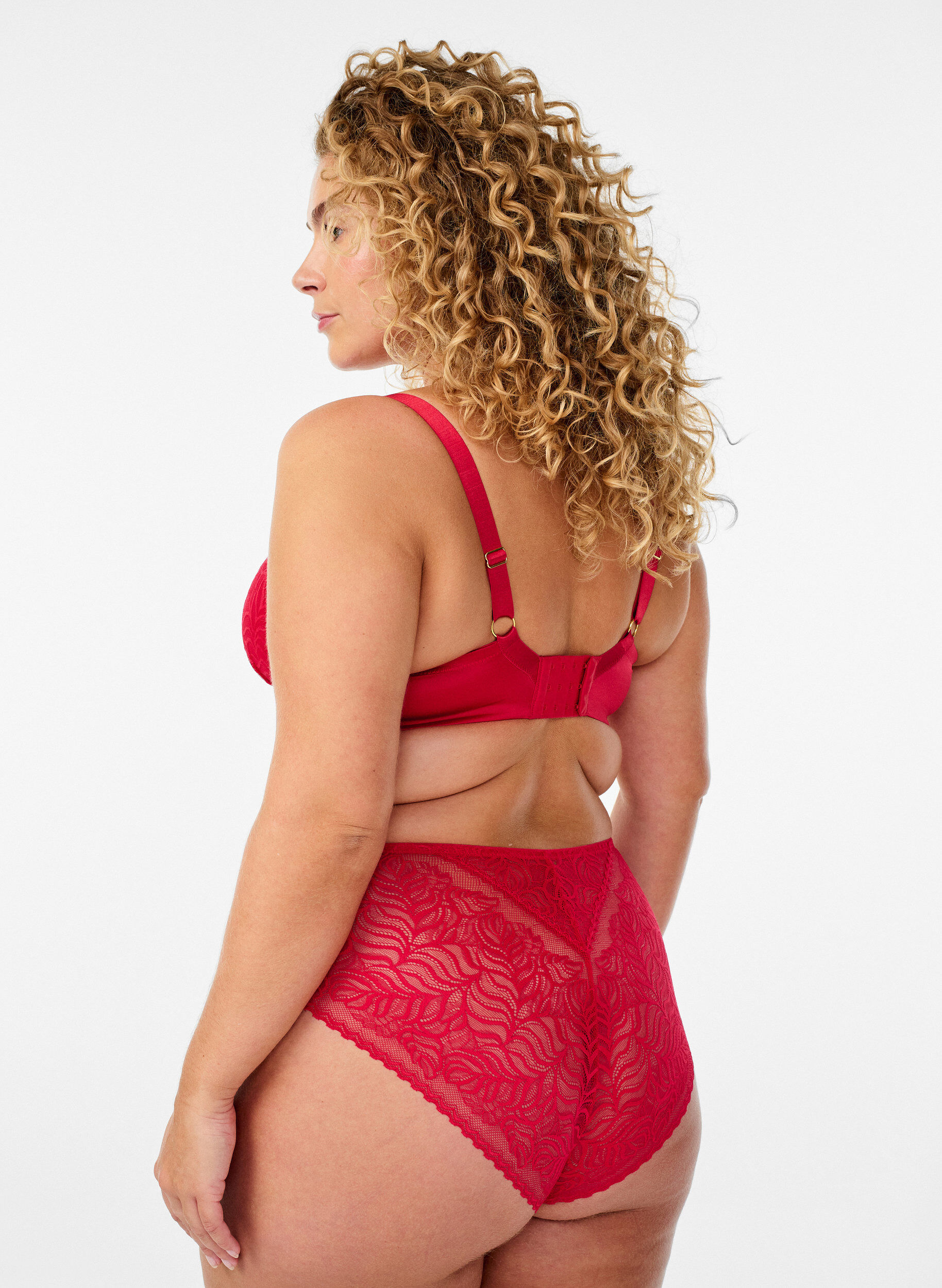 Zizzi Soutien-gorge rembourr&eacute; avec bonnets en microfibre brillante et dentelle, Rouge, Model image number 2