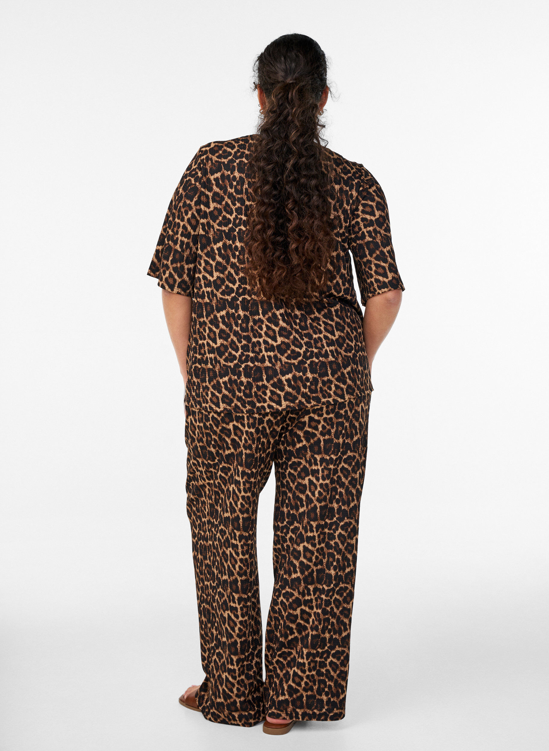 ZizziPantalon large en tissu l&eacute;ger et textur&eacute;, Noir, Model image number 1