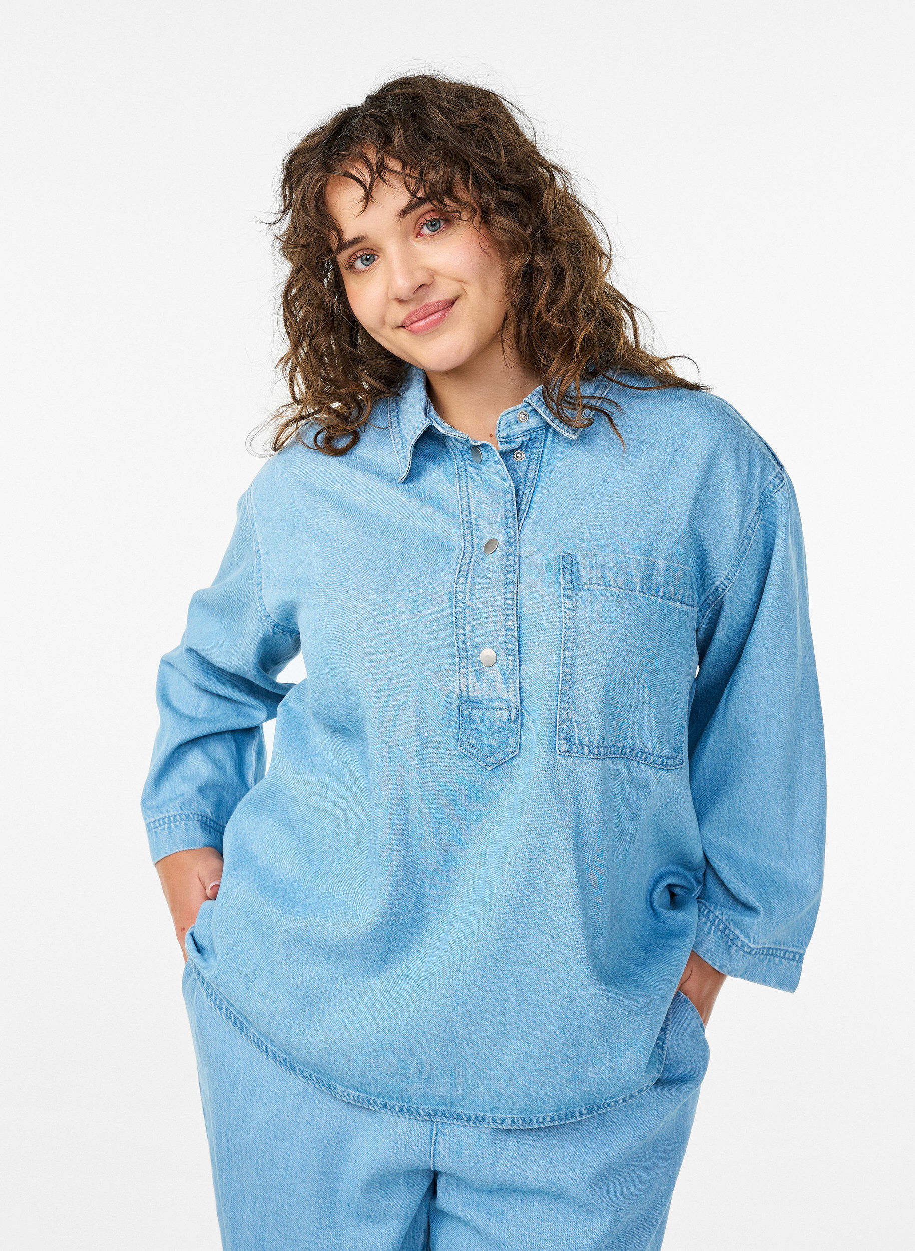 Chemise en denim ample avec manches 3/4, Bleu Clair, Model